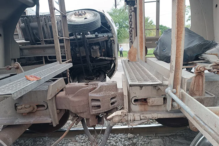 En carretera Xalapa-Veracruz, tren impacta y vuelca tractocamión