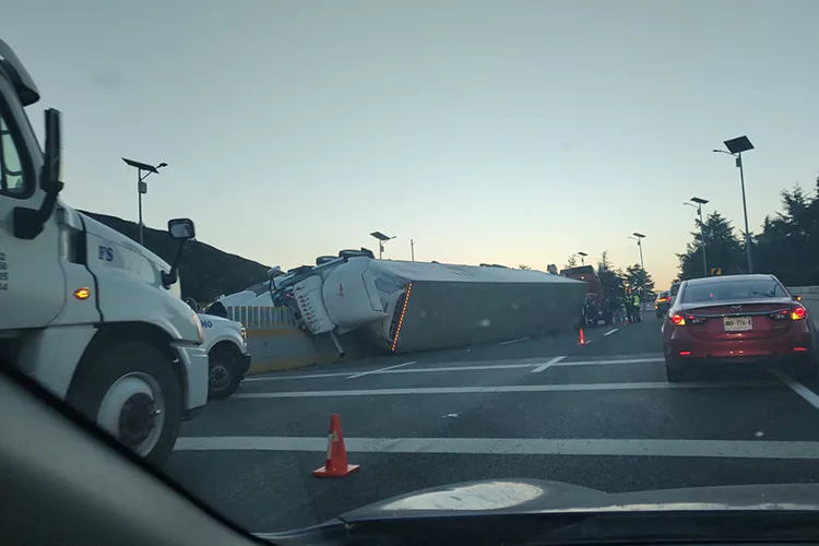 Volcadura de tráiler causa caos vial en la autopista México-Cuernavaca