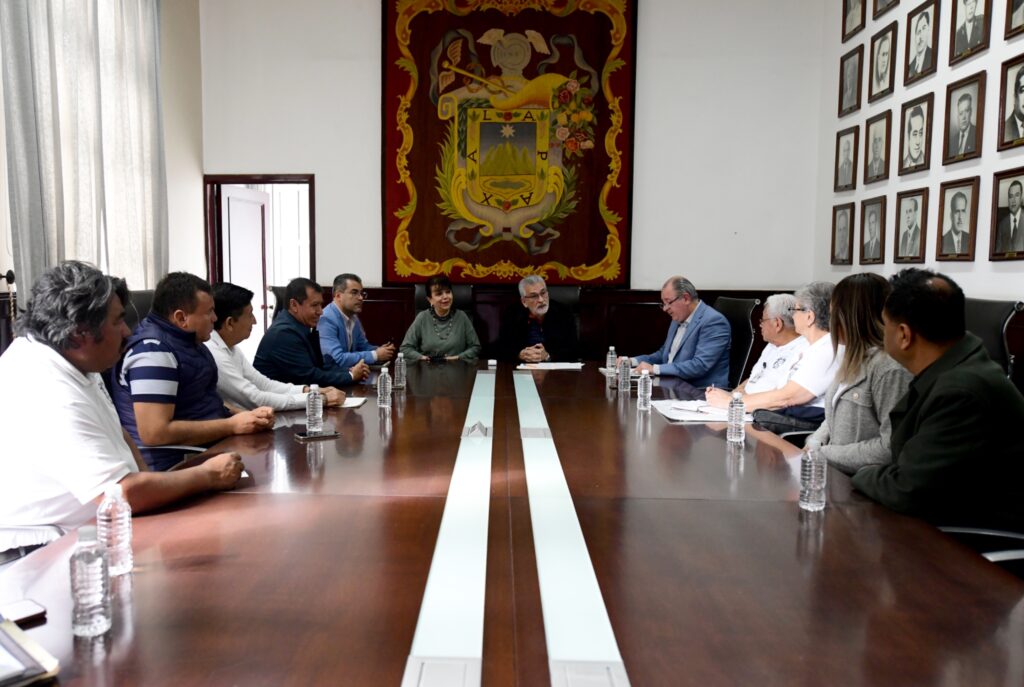 El presidente municipal Alberto Islas Reyes recibió a integrantes de la Mesa Directiva 2024-2025 de la Asociación Civil Cronistas de Veracruz, quienes en febrero celebrarán la 49 Reunión de Cronistas Veracruzanos en el municipio de Jamapa.