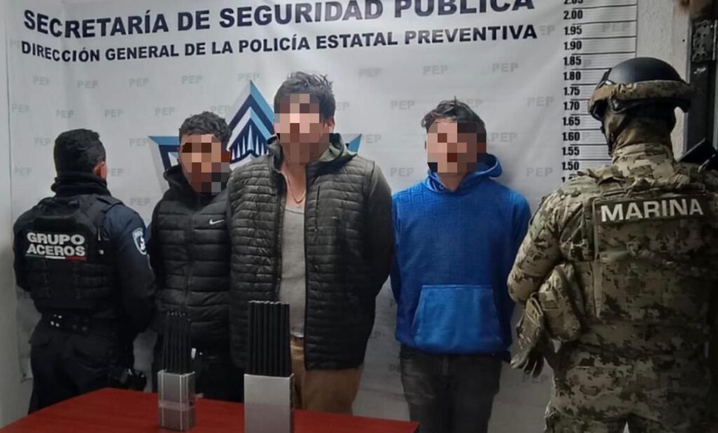 Fueron rescatados dos personas que se encontraban privados de su libertad al interior de la unidad.