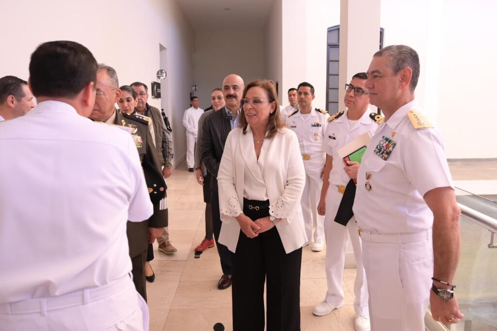 Ciudad de México.- La Secretaría de Marina informa que, hoy se llevó a cabo el “Foro de Economía Moral y Trabajo con Orientación a la Innovación Pública para el Desarrollo Tecnológico Nacional”, el cual forma parte de los foros de consulta para consolidar el Plan Nacional de Desarrollo 2025–2030, el cual tuvo lugar en las instalaciones del Museo Naval, ubicado en el Puerto de Veracruz, en el que se contó con la participación de distintas dependencias, con el objetivo de definir las prioridades en materia de Intereses Marítimos Nacionales. Cabe mencionar que, los Intereses Marítimos Nacionales son el conjunto de beneficios de carácter político, económico, social, ambiental y militar que obtiene una nación de todas las actividades relacionadas con el uso del mar. En este contexto, con el fin de atender las necesidades en lo que refiere a Intereses Marítimos Nacionales, durante este foro se contó con la presencia de aproximadamente 180 participantes, quienes integraron nueve mesas de trabajo, en las que se expusieron temas relacionados a la gobernanza con justicia y participación ciudadana; desarrollo con Bienestar y Humanismo; economía moral y trabajo con perspectiva de género; desarrollo sustentable de México; impulso del Sistema Portuario Nacional y la Marina Mercante mexicana; fomento de la economía azul mediante la innovación y desarrollo de infraestructura marítima con enfoque sostenible y resiliente; desarrollo nacional a través del Corredor Interoceánico del Istmo de Tehuantepec (CIIT) con perspectiva de género; cultura y conciencia marítima, así como construcción naval y su contribución para el desarrollo económico nacional. Es importante mencionar que, durante la implementación de estos foros, se tratan distintos temas de interés social en los que se cuenta con la participación de la población en general: Organizaciones obreras, campesinas y de la sociedad civil, pueblos originarios, instituciones académicas, organismos empresariales, jóvenes, mujeres, personas adultas mayores, personas con discapacidad, por mencionar algunos; con el objetivo de elaborar el Plan Nacional de Desarrollo, proyecto en el que se definirán las prioridades en materia económica, social y política durante el presente sexenio. Durante dicho foro, se contó con la participación de la Ingeniera Rocío Nahle García, Gobernadora del Estado de Veracruz; Almirante José Barradas Cobos, Subsecretario de Marina, en representación del Almirante Raymundo Pedro Morales Ángeles, Secretario de Marina y Alto Mando de la Armada de México; Almirante Carlos Eduardo L´Eglisse Escamilla, Comandante de la Primera Región Naval; General de Brigada Héctor Ávila Alcocer, Comandante Interino de la Sexta Región Militar; Senador Manuel Rafael Huerta Ladrón de Guevara; Magistrada Lisbeth Aurelia Jiménez, Presidenta de la Mesa Directiva del Honorable Tribunal Superior de Justicia del Estado; Diputado Humberto Coss y León; así como demás autoridades civiles, mercantes y navales. Durante su intervención, la gobernadora de Veracruz, Rocío Nahle García, refrendó el respaldo de su administración para la realización de estos encuentros que permitirán enriquecer desde los ámbitos social, público y privado las estrategias para la construcción del segundo piso de la Cuarta Transformación y del Plan Nacional y Veracruzano de Desarrollo. Destacó que, este “Foro de Economía Moral y Trabajo con Orientación a la Innovación para el Desarrollo Tecnológico Nacional”, es una muestra de la voluntad institucional de los tres niveles de gobierno para integrar las nuevas políticas públicas, que permitirán lograr los objetivos que la Presidenta de la República, Claudia Sheinbaum Pardo y su administración han trazado para los próximos seis años bajo una visión humanista y eminentemente social. Veracruz, es referente a nivel nacional e internacional en todos los sectores productivos y en materia de gobernanza, expresó. “Este foro, estamos agradecidos que sea aquí en Veracruz, que sea la Secretaría de Marina la encargada de este foro de Economía Moral. En Veracruz somos referente en el desarrollo de México, en cuanto a importación y exportación de mercancía a todo el mundo. También somos productores agroalimentarios, de ganadería, industrial, turístico, y de este tema tenemos elementos para enriquecer este tema de economía moral para enriquecer el Plan Nacional de Desarrollo”, aseguró. Así mismo, el Almirante Subsecretario de Marina expresó que este foro responde a los ejes presentados por la Presidenta de México, la Doctora Claudia Sheinbaum Pardo, bajo los cuales estará sustentado el Plan Nacional de Desarrollo; de igual manera, agradeció la oportunidad que se le brinda a esta Institución, de participar en este proyecto: “Agradecemos aportar desde nuestra respectiva área de competencia y buscar un punto de convergencia del Poder Marítimo Nacional con las propuestas e intereses de los representantes de la sociedad que hoy nos acompañan, siempre bajo los principios del humanismo mexicano.” “Quienes conformamos la Secretaría de Marina, entendemos la importancia de reflexionar, dialogar y construir, democráticamente, la ruta a seguir de desarrollo con bienestar y prosperidad. Continuaremos trabajando para velar por los intereses marítimos y el desarrollo marítimo y portuario nacionales”, agregó. Cabe resaltar que, estos foros dieron inicio el pasado 6 de enero y estiman concluir el próximo 19 de enero, con la realización de 40 mesas de participación ciudadana y la colaboración de 24 dependencias. Proyecto con el que se busca establecer los objetivos y estrategias para el desarrollo del país durante este sexenio, permitiendo la integración de perspectivas de los distintos grupos sociales y el fortalecimiento de la democracia. De esta manera, la Secretaría de Marina contribuye en la elaboración del Plan Nacional de Desarrollo del actual sexenio, con el fin de desarrollar, promover y fortalecer el sector marítimo a través de los Intereses Marítimos Nacionales. -ooOoo-