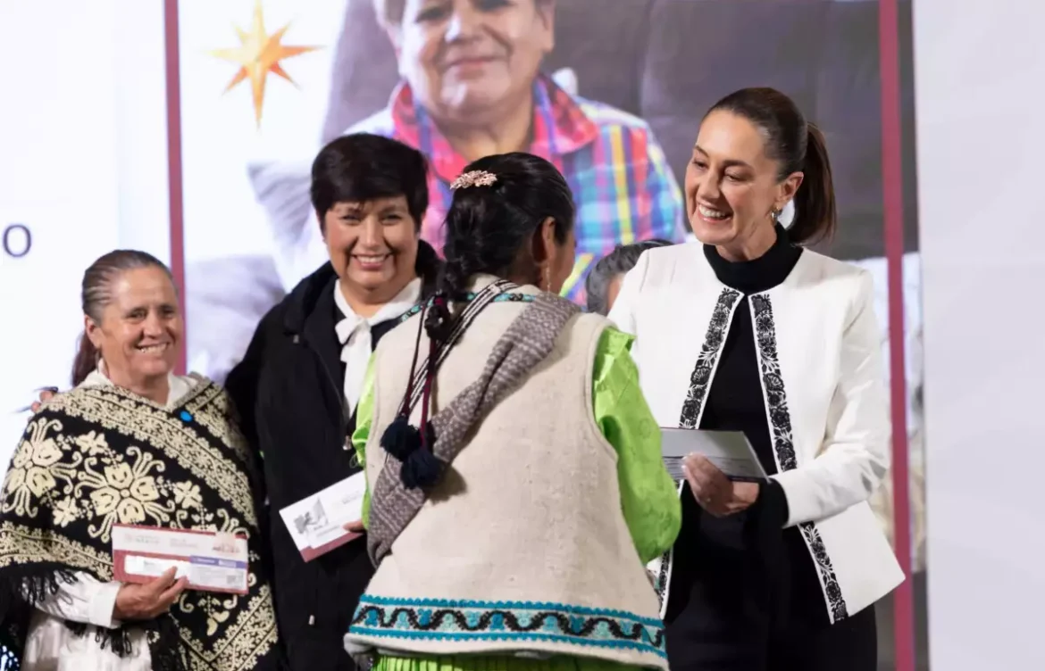 Claudia Sheinbaum inicia entrega de tarjetas a beneficiarias de Mujeres del Bienestar