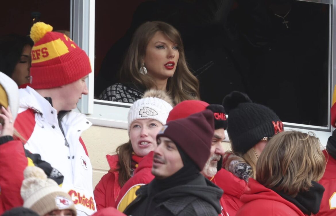 Taylor Swift observa la victoria de los Chiefs en los playoffs ante Travis Kelce