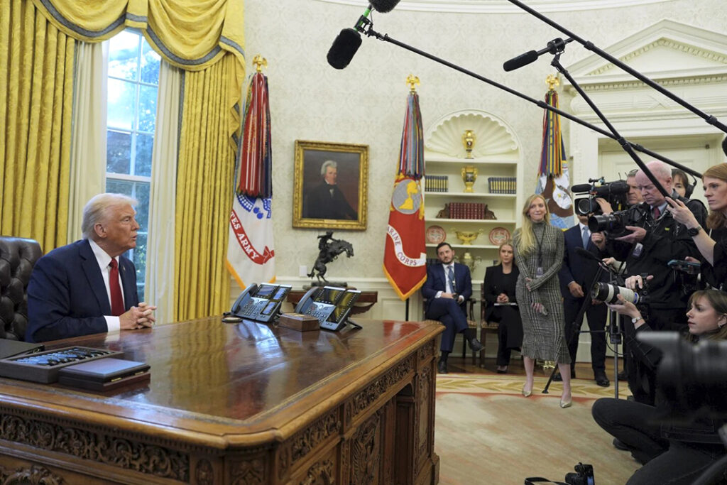 <blockquote class="twitter-tweet" data-media-max-width="560"><p lang="en" dir="ltr">🚨BREAKING: President Trump officially announces 25% tariffs on both Mexico and Canada. <br><br> <a href="https://t.co/7F5a5PGc5K">pic.twitter.com/7F5a5PGc5K</a></p>— Benny Johnson (@bennyjohnson) <a href="https://twitter.com/bennyjohnson/status/1885077179803046316?ref_src=twsrc%5Etfw">January 30, 2025</a></blockquote> <script async src="https://platform.twitter.com/widgets.js" charset="utf-8"></script>