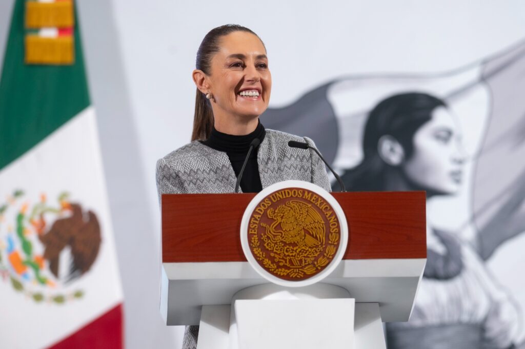 PRESIDENTA DE MÉXICO, CLAUDIA SHEINBAUM PARDO: Buenos días. ¿Cómo están? PREGUNTA: Bien. ¿Y usted? PRESIDENTA CLAUDIA SHEINBAUM PARDO: Bien. Bueno, el día de hoy vamos a hablar del Programa Nacional de Vivienda. Va a hablar la secretaria Edna Vega, secretaria de Desarrollo Agrario, Territorial y Urbano; después, Rodrigo Chávez y Octavio Romero. Y vamos a tener una conexión con tres estados donde ya inició el Programa Nacional de Vivienda. Va a estar el gobernador de Baja California Sur, el gobernador de Sonora y el gobernador de Yucatán, donde ya iniciaron las obras para la construcción de la nueva vivienda. Y después, Luz Elena, secretaria de Energía, nos va a platicar sobre el acuerdo histórico que llegamos ayer con una buena parte de los gasolineros —no son todos, pero la mayor parte de los gasolineros— de que va a establecerse de manera voluntaria un precio máximo para la gasolina, la gasolina regular. Luz Elena va a platicar algunos detalles de este acuerdo, que es muy importante. Y, además, lo más importante es apoyar a la economía popular, la economía de las familias, la economía del pueblo de México. Y después, contestamos sus preguntas. Bueno, está Bulmaro, para cerrar con “Suave Patria”. Y a las 10:00 tenemos el evento aquí en el Zócalo, va a estar muy bonito, 500 años del asesinato, porque fue un asesinato, de Cuauhtémoc, el último tlatoani de la gran civilización mexica. Bueno, empezamos con Edna. SECRETARIA DE DESARROLLO AGRARIO, TERRITORIAL Y URBANO, EDNA ELENA VEGA RANGEL: Con su permiso, Presidenta. Muy buenos días. Como señala la Presidenta, esta sesión en particular, esta información, esto que ya, como informamos en “La mañanera” anterior, se arrancaron obras. Entonces, queremos compartirles esta gran noticia. Para siempre tener el contexto del millón de viviendas, es que es la meta en los seis años: 500 mil a través de Infonavit y 500 mil a través de la Comisión Nacional de Vivienda para las personas no derechohabientes. Y la meta de este año es 125 mil viviendas nuevas. Más 100 mil mejoramientos en el oriente de la Ciudad de México, que ya se están ya, más bien, ya hubo eventos masivos para la entrega y se continúa; consideramos que el próximo mes ya se concluirán las entregas de esos 100 mil mejoramientos. Más 120 mil escrituras. Es la meta; y ahorita van a ver las buenas noticias que tenemos. ¿Qué hemos hecho que marca en la actuación general para poder arrancar el programa? Ya con 24 entidades, 24 gobernadores y gobernadoras, suscribimos convenios de colaboración que, justamente, consisten en esta suma de esfuerzos, por un lado, para todas las facilidades administrativas, operativas, que se requieren respecto a los trámites y el cumplimiento de la normatividad; la reducción de los tiempos en esos trámites y las condonaciones y disminuciones fiscales, además de la aportación muy significativa de reserva territorial para el desarrollo del Programa. ¿Qué entidades nos faltan, y ya es un tema más de agenda, más de tiempos para poder suscribirlos? Baja California, Chihuahua, Coahuila, Estado de México, Guerrero, Hidalgo, Zacatecas y Veracruz. Ya están listos los convenios y sólo es cuestión de programar esa firma. Se establecieron en 32 entidades mesas de coordinación estatales y municipales para revisar predio por predio de esta reserva territorial para determinar alcances —en algunos casos necesitamos incrementar un poco la densidad para que el proyecto se desarrolle de la mejor manera—, las factibilidades de servicios, las condicionantes que pudiera haber. Entonces, estas 31 mesas técnicas han sido muy útiles para determinar la viabilidad de cada uno de los predios que estaría, donde se desarrollaría la vivienda. Se llevaron a cabo más de 100 sesiones de trabajo en estas semanas, y han participado 400 servidores, servidoras públicas del estado, del municipio, obviamente, del Gobierno Federal: Infonavit, Conavi y Sedatu para este trabajo que garantice que los proyectos se desarrollen de la mejor manera, y así es como se han vendido todos los proyectos. Ya con 338 predios viables para vivienda. La asignación se distribuyó en función de dónde están las personas derechohabientes de Infonavit que tienen mayor, digamos, podría haber mayor demanda para Infonavit, y cuáles justamente quienes no son derechohabientes. Entonces 142 predios para Conavi; 110 para Infonavit; 24 son compartidos cuando son en las ciudades, en las zonas urbanas; y 62 todavía se están revisando para asignarse. Estos 338 predios significan 2 mil 584 hectáreas y estos tendrían la capacidad ya de 400 mil viviendas, por eso es que decimos: ya contamos con esa reserva territorial 2025-2026 con mucha certeza. Para tenerles un ejemplo, hubo 585 predios en total que se propusieron, pero varios se descartaron por no cumplir con estas condiciones básicas de su ubicación adecuada, de contar con accesibilidad de servicios, etcétera, entonces por eso fueron descartados. Y con esta gran noticia, con este gran apoyo de los gobernadores. Si recuerdan, desde noviembre se inició la obra en Los Cabos, ya está avanzado en Baja California Sur. Y la semana pasada pudimos poner las primeras piedras en Sonora y en Yucatán, lo cual fue, la verdad, muy grato todo lo que se pudo hacer de una manera rápida, muy intensa, para lograrlo, y ya pusimos las primeras piedras. La Presidenta nos decía: “Bueno, luego poner una primera piedra y que se quede ahí no está muy bien”, pero la posibilidad, quisimos hacerlo simbólico para impulsar en los estados, en todo el país, el ánimo de este gran programa. Así es como están programados los arranques de obra: En la primera fila podemos ver a Conavi, a la Comisión Nacional de Vivienda, con el arranque ya en febrero de 21 mil 375 viviendas nuevas; en marzo 21 mil 258; y en abril 43 mil 923. Aquí van ustedes a notar la gran diferencia de las 50 mil que presentamos la conferencia pasada a las 86 mil 556, esto se debe a la indicación justamente de la Presidenta de la importancia que es adelantar lo más posible. Hay algunas obras —ahorita que les explique Rodrigo Chávez el método— que seguramente por el volumen no se terminarán este año, se van al siguiente año, pero eso ya nos lo (inaudible). De Infonavit está así programado, a iniciar en abril, y entonces, podremos decir que para este año 160 mil 336 viviendas. De la primera piedra tenemos esta programación por entidades, son 16 entidades, con 17 proyectos. Y la idea es justamente que la Presidenta pueda asistir a la colocación de estas primeras piedras y en una primera etapa para después hacer otro bloque importante. —Parece que hasta aquí—. Ahora, Rodrigo Chávez va a exponer el detalle. Gracias, Presidenta. DIRECTOR GENERAL DE LA COMISIÓN NACIONAL DE VIVIENDA, RODRIGO CHÁVEZ CONTRERAS: Con su permiso, Presidenta. Buenos días a todas y a todos. Voy a dar cuenta de cómo vamos en el Programa de Vivienda para los no derechohabientes que tiene la responsabilidad la Conavi. Ya comentaba la secretaria, la reunión pasada habíamos planteado la construcción de 50 mil viviendas, y hoy hicimos una adecuación y vamos a construir 86 mil viviendas. Tenemos destinados ya para esta meta 130 predios en 30 entidades, que suman 636 hectáreas. Eso nos da una proyección ya de, por hectárea, más o menos de 135 viviendas por hectárea y tendríamos ya programado para este año el arranque de obra de las 86 mil 556 viviendas. Y recordarles que en este programa de Conavi el 20 por ciento de las viviendas se van a destinar a vivienda en renta para jóvenes que estudien y jóvenes que trabajan; es decir, de estas 86 mil 556, 17 mil 311 viviendas serían prototipos para jóvenes. En esta primera etapa de febrero que ya arrancamos, ya comentaba la secretaria Edna Vega, ya estamos en este proceso, son 43 predios los que arrancaron en febrero, son 163 hectáreas y son 21 mil 375 viviendas. ¿Qué estamos haciendo en el primer mes de febrero? Los levantamientos topográficos, la limpieza del predio, la mecánica de suelo y el desarrollo de los proyectos ejecutivos. Ya en este mes de marzo, que iniciaría el día de mañana, arrancamos los trazos y las nivelaciones, las excavaciones y los mejoramientos de suelo. En el mes de abril estaríamos ya en la plantilla de desplante, la cimentación, el inicio de la estructura y, propiamente dicho, la construcción de los departamentos. Para el mes de marzo, en este mes que inicia: tenemos 28 predios que ya estamos, en algunos ya están inclusive trabajando en la limpieza y demás. Son 28 predios, que suman 226 hectáreas, que son 21 mil 258 departamentos; igual, se repite el mismo escenario: los levantamientos topográficos, la limpieza, el deshierbe, la mecánica de suelo, en el desarrollo del proyecto ejecutivo. En el mes de abril: el trazo y la nivelación, las excavaciones, los mejoramientos del suelo. Y en el mes de mayo: las plantillas de desplante, la cimentación y el inicio de estructura y propiamente la obra de construcción. Para el mes de abril: arrancaríamos con 59 predios, que son 247 hectáreas, que nos dan 43 mil 923 viviendas. Iniciaríamos también el proceso de levantamiento, la limpieza, la mecánica, el desarrollo. En mayo: el trazo, las excavaciones, el mejoramiento de vivienda. Y en junio: propiamente, la obra. Es decir, para el mes de junio ya estaríamos en obra las 86 mil viviendas. Mucho de lo que nos han preguntado es: ¿cuáles son los requisitos para ser beneficiario de los programas de vivienda de la Conavi? Ser personas mayores de 18 años con independencia económica, es decir, estamos hablando de núcleos familiares. No ser propietario de vivienda. No ser derechohabiente de Infonavit o FOVISSSTE. Tener un comprobante de domicilio donde se va a realizar, en la zona donde vamos a actuar. Y tener un ingreso familiar no mayor de 2 salarios mínimos. ¿Cuándo es cuando iniciamos el proceso de los padrones? Nosotros iniciamos en abril y mayo en los polígonos prioritarios. Vamos a iniciar la comunicación en las zonas con carteles, con la página web, con las asambleas informativas y las visitas domiciliarias; es decir, vamos a tener polígonos prioritarios de muy alta marginación, donde vamos a generar las condiciones para incorporar a las familias de manera directa a los Programas de Vivienda. Y ya en el mes de mayo y junio, iniciaríamos ya la incorporación al Programa de Vivienda a través de la instalación de módulos en los polígonos que vamos a trabajar, y de esa manera iniciamos ya la incorporación de los padrones de manera directa entre la Conavi, con el apoyo de los servidores de la nación del Bienestar, para incorporar a las familias al Programa de Vivienda. Eso es cuanto, Presidenta. Gracias. DIRECTOR GENERAL DEL INSTITUTO DEL FONDO NACIONAL DE LA VIVIENDA PARA LOS TRABAJADORES (INFONAVIT), OCTAVIO ROMERO OROPEZA: Muy buenos días a todas y a todos. Para informarles cómo va el avance en el Infonavit con relación al Programa de Vivienda. Decirles ―si permite, Presidenta―. PRESIDENTA DE MÉXICO, CLAUDIA SHEINBAUM PARDO: —Sí, por favor—. DIRECTOR GENERAL DEL INSTITUTO DEL FONDO NACIONAL DE LA VIVIENDA PARA LOS TRABAJADORES (INFONAVIT), OCTAVIO ROMERO OROPEZA: Bueno, a partir de la publicación a la reforma a la Ley del Infonavit, se tienen que dar todos estos sitios, que tiene que ver con la publicación de bases para los asambleístas, los nombramientos; la empresa debe quedar constituida en este tramo de tiempo, la instalación de la asamblea, del Consejo, para la aprobación del presupuesto de la constructora; bueno, todo esto se tiene que dar entre el 21 de febrero; ya empezó, ya esto está, digamos, son los primeros casos que ya… los primeros sitios resueltos. Y el 1o. de abril ya la infraestructura, la constructora tendrá presupuesto para iniciar la construcción. Entonces, no obstante que va a entrar a partir, formalmente, a partir del 1o. de abril, ya tenemos avances muy importantes dentro del marco del Programa de Vivienda para el Bienestar. Les informo: Por ejemplo, en cuanto a reserva territorial, tenemos suelo ya en 29 entidades federativas, son 133 predios que suman 424 hectáreas y que tienen una programación potencial de vivienda de más de 73 mil viviendas. Esto, parado al día de hoy, parados al día de hoy, significa el 89 por ciento de la meta de este año. Esto es al día de hoy, esto es dinámico, seguir moviendo, la idea es lograr el 100 por ciento y ya dejar suelo para el siguiente año, el 2026. Este es nuestro calendario de obra que tenemos. En abril, iniciaríamos la construcción de 13 mil 500 viviendas; ya tenemos la topografía de las 60 hectáreas —aquí son 60 hectáreas—, tenemos topografía, mecánica de suelo y ya las factibilidades, estamos en condiciones de iniciar. En mayo iniciaríamos con casi 53 mil viviendas. Estamos trabajando con la Sedatu y con las autoridades locales, los estados y los municipios para lograr el máximo potencial de vivienda por hectárea y los permisos correspondientes. Y en junio, iniciaríamos con 7 mil 300 viviendas; y estamos en el proceso de la viabilidad técnica, jurídica y administrativa de 23 reservas territoriales. Todo esto, estas 73 mil, casi 74 mil, en 30 de los 32 estados del país. Este sería nuestro calendario. Si me permite, Presidenta, informar acerca del programa que usted nos instruyó de congelamiento de créditos del Infonavit. PRESIDENTA DE MÉXICO, CLAUDIA SHEINBAUM PARDO: —Sí, adelante—. DIRECTOR GENERAL DEL INSTITUTO DEL FONDO NACIONAL DE LA VIVIENDA PARA LOS TRABAJADORES (INFONAVIT), OCTAVIO ROMERO OROPEZA: Como ustedes recordarán, les informamos en algún momento que en el Infonavit hay una cartera de créditos de 6.2 millones, y de esos, 4 millones presentaron la característica de que, aunque la gente pagara, esto seguían aumentando. Bueno, el 11 de noviembre del año pasado, por instrucciones de la Presidenta, se congelaron el saldo y las mensualidades de 2 millones de esos créditos; ya no, desde el 11 de noviembre no siguen creciendo. Estos créditos fueron utilizados antes del 2013. La noticia buena es de que, con la reforma a la Ley del Infonavit, a partir del 21 de febrero ya se congelaron las mensualidades de los otros 2 millones de créditos; es decir, parados al día de hoy: 4 millones de créditos que estaban en condición de impagables están congelados. Estos fueron otorgados entre el 2014 y el 2021. Entonces, ya se cumplió con el objetivo. Presidenta, están congelados los 4 millones de créditos. Y además de este congelamiento, se están entregando beneficios adicionales. Muy rápido se los comento. De esos 4 millones: 600 mil, adicional al congelamiento, ya tienen: a algunos se les disminuyó la tasa de interés, su mensualidad y/o su saldo; una, dos o tres de estos beneficios lo han recibido 600 mil personas. 1.2 millones de personas tienen que ir a las oficinas del Infonavit, les vamos a avisar, para encontrar la solución en cada estado, son 1.2 millones e iniciamos a partir del 1o. de marzo a recibir a todas estas personas. Y de manera automática, 500 mil personas se les va a fijar su mensualidad por el resto de la vida del crédito con una tasa de interés del 4 por ciento. Esto va a ocurrir en el mes de julio, del 1o. de julio al 31, se suman 500 mil personas más con beneficios adicionales. Y finalmente, 1.7 millones restantes van a tener descuentos en su saldo para que puedan terminar de pagar en tiempo. Y a todos se les va a disminuir la tasa de interés; la tasa actual es 12 por ciento, la idea es una disminución de tasa a partir del 4 por ciento. Entonces, va a ser, va a iniciar en el cuarto trimestre de este año, a finales de este año. Entonces, creo que fue una buena noticia la que estaríamos dando. Con relación a la reforma también, de abril de 2025, gracias a la reforma: El Infonavit otorgará suspensiones en los pagos sin generar intereses cuando el acreditado pierda su empleo. Esto es, va a haber una aplicación automática de prórroga hasta por 12 meses continuos y 24 en toda la vida del crédito. Esto significa que los intereses de este periodo, cuando pierdan el empleo, ya no se van a cobrar, por lo que su saldo no será impagable cuando termine la prórroga. Y estamos estimando que se van a beneficiar al menos 100 mil acreditados de manera mensual, esto es muy importante. Entonces, de acuerdo —como resumen—, de acuerdo con las instrucciones de la Presidenta Claudia Sheinbaum: congelados 4 millones de créditos, 600 mil ya recibieron beneficios adicionales y 3.4 millones restantes van a recibir estos beneficios en los siguientes meses. Y el mensaje es para todos aquellos que todavía no reciben un comunicado del Infonavit, que tienen el problema, que no están enterados: que no se desesperen, la idea y la instrucción de la Presidenta es que estos 4 millones no solo se congelen, sino que se revierta la injusticia que se había cometido durante muchos años, todos van a estar en condiciones de poder pagar su crédito y de quedarse con su casa. Eso es cuanto, señora Presidenta. PRESIDENTA DE MÉXICO, CLAUDIA SHEINBAUM PARDO: —Muy bien. Gracias—. —Vamos con… Ah, el video, primero—. (INICIA VIDEO) VOZ HOMBRE: La vivienda adecuada ya es un derecho humano para las y los mexicanos. En este sexenio, a través del Programa de Vivienda para el Bienestar, construiremos un millón de viviendas nuevas, haremos 450 mil mejoramientos y otorgaremos un millón de escrituras. ¡Este proyecto histórico ya arrancó! Comenzamos en Los Cabos, Baja California Sur, en este estado la meta es de 37 mil viviendas; en Sonora se dio el banderazo de obras de más de 33 mil casas, iniciamos en Ciudad Obregón; y en Yucatán se colocó la primera piedra en el municipio de Tekax, aquí se proyectan realizar 19 mil 500 casas. Este programa prioriza a mujeres jefas de familia, madres solteras, comunidades indígenas, jóvenes y personas con discapacidad. Juntos y juntas garantizamos el bienestar, a través de una vivienda adecuada. VOZ DE MUJER: Gobierno de México, Segundo Piso de la Cuarta Transformación. (FINALIZA VIDEO) PRESIDENTA DE MÉXICO, CLAUDIA SHEINBAUM PARDO: ¿Quién viene? Buenos días. GOBERNADOR DE BAJA CALIFORNIA SUR, VÍCTOR MANUEL CASTRO COSÍO: (enlace videollamada) Buenos días. ¿Cómo amaneció? PRESIDENTA DE MÉXICO, CLAUDIA SHEINBAUM PARDO: Bien. ¿Y usted? GOBERNADOR DE BAJA CALIFORNIA SUR, VÍCTOR MANUEL CASTRO COSÍO: (enlace videollamada) Muy correctamente. Aquí, desde el desierto de Baja California Sur, le abrazo con mucho cariño, señora Presidenta. PRESIDENTA DE MÉXICO, CLAUDIA SHEINBAUM PARDO: Muchas gracias. Adelante, Víctor. GOBERNADOR DE BAJA CALIFORNIA SUR, VÍCTOR MANUEL CASTRO COSÍO: (enlace videollamada) Primero, reconocer a nombre del pueblo de Baja California Sur esta decisión que inició acá, en una zona que, si algo pasa, es lo más delicado: la vivienda y el agua en la zona de Los Cabos. Y que usted haya iniciado este Programa en esta zona en donde la gente ocupa mucho, mucho la vivienda, pues para nosotros es, la verdad, reconocerle, Presidenta. Y esa visión nacional de hacer este millón de viviendas va a ser una cuestión, de verdad, histórica para no solo los sudcalifornianos, que tanto ocupamos del respaldo de la Federación. Ya iniciaron aquí en Los Cabos, que hemos batallado. Quiero reconocer, Presidenta, a Edna y a su equipo, porque han sido sumamente generosos, pacientes y muy trabajadores. A nombre del Gobierno de Baja California Sur, y me atrevo a decir del pueblo, va nuestro reconocimiento para usted y para este equipo que encabeza la compañera Edna, de Sedatu. Aquí han estado muy, muy al pendiente, y ha permitido que, a pesar de las dificultades de los predios en Los Cabos, salgamos adelante ya con las primeras 704 viviendas, ya se están construyendo; y eso para nosotros es la muestra más clara de que las 37 mil 500 viviendas que le tocan a Baja California Sur ya arrancaron, ya se iniciaron, en esta zona donde más se necesita, que es en Cabo San Lucas. Quiero decirle que la gente está muy contenta por esa visión, por ese compromiso y amor que le tiene usted a la nación. Va a generar para los sudcalifornianos expectativas en los cinco municipios donde se van a construir estas 37 mil 500 viviendas. Claudia, Presidenta, amiga: Reciba usted este modesto reconocimiento de haber iniciado ya. Van avanzadas las casas y departamentos, 704 para la gente más vulnerable de Baja California Sur, ubicada en el municipio, corazón económico de Baja California Sur, pero también el que vive más las contradicciones del desarrollo, que durante muchos años se ha ocasionado por el crecimiento tan grande que tiene la región de Los Cabos. Felicidades. Y un abrazo. La queremos mucho, Presidenta. Y cuenta usted con todo nuestro respaldo en Baja California Sur, con todo. Así que te abrazo y seguimos trabajando duro por el bien de México y de Baja California Sur. PRESIDENTA DE MÉXICO, CLAUDIA SHEINBAUM PARDO: Gracias, Víctor. Nos comprometimos en campaña que el primer lugar donde iba a iniciar el Programa de Vivienda era en Baja California Sur, particularmente en Los Cabos, porque es muy doloroso ver estos grandes desarrollos turísticos y que quien trabaja para que funcione el turismo en nuestro país tuviera viviendas tan precarias. Entonces, nos da mucho gusto. Y gracias, Víctor. Te queremos mucho también. Felicidades por todo tu trabajo. GOBERNADOR DE BAJA CALIFORNIA SUR, VÍCTOR MANUEL CASTRO COSÍO: (enlace videollamada) Gracias, Presidenta. Le abrazo con mucho, mucho cariño. PRESIDENTA DE MÉXICO, CLAUDIA SHEINBAUM PARDO: Gracias. Vamos con Alfonso. Alfonso, buen día. GOBERNADOR DE SONORA, ALFONSO DURAZO MONTAÑO: (enlace videollamada) Buen día. Gracias, queridísima Presidenta. Nos da mucho gusto compartir el día de hoy con ustedes, que el domingo, Presidenta, dimos un paso histórico en el estado de Sonora para avanzar en la solución de uno de los problemas fundamentales que tiene la entidad: la construcción de vivienda. Pusimos la primera piedra, Presidenta, de un conjunto habitacional en Ciudad Obregón que está destinado a atender a aquellas personas a las que nunca les ha tocado nada. Yo digo: ya les toca a quienes nunca les ha tocado nada, las personas que no tienen ingreso fijo o aquellas que se ubican en los cajones de ingreso más bajo, 1 o 2 salarios mínimos. Iniciamos con 328 viviendas, pero lo más importante es que tenemos una meta de 33 mil 800 viviendas para su sexenio, 14 mil aproximadamente en lo que resta de mi administración. La buena noticia —le decía— es que ya entregamos a Sedatu absolutamente toda la tierra necesaria, 105 hectáreas distribuidas en 11 predios, en 11 municipios, lo que garantiza, desde ya, que la meta de las 33 mil 800 la cumpliremos. De ellas, 4 mil 587, las iniciaremos en el primer semestre de este año; para fines de 2025 estaremos entregando 5 mil viviendas, 5 mil llaves con sus respectivas escrituras. Agregar finalmente, Presidenta, que no solo estamos entregando vivienda; que también estamos otorgando certeza patrimonial: junto al Programa de Vivienda estamos entregando escrituras; llevamos ya 40 mil entregadas y la meta es durante su gobierno entregar 60 mil más. Por ello digo, Presidenta, que este Programa de Vivienda no solo es histórico, sino lo veo, dirían en palabras de mi pueblo, como “el horcón” del centro de la política social de la Cuarta Transformación. Celebro, Presidenta, su visión y su compromiso social. Y decirle que, no obstante, que aquí en Sonora la meta es muy ambiciosa, estamos listos para cumplirla. Gracias por su respaldo. Me quedan unos segundos, Presidenta, y debo resaltar que el Programa de Vivienda tiene un impacto económico fundamental que va a generar 380 mil empleos directos e indirectos; consecuentemente, el conjunto es una amalgama de beneficios para todos los sectores de la entidad, comenzando por aquellos a quienes nunca les había tocado nada. Gracias por ello, Presidenta. PRESIDENTA DE MÉXICO, CLAUDIA SHEINBAUM PARDO: Al contrario, gracias, Alfonso Durazo, por todo tu trabajo. Sé que estuvo ayer también Roberto Capuano por ahí para hablar del Proyecto Olinia, del Plan Sonora. Ya escuchaste que vamos con las carreteras que nos comprometimos, el Plan de Agua. También allá con Víctor, para que no se ponga celoso. Y muchas gracias, y felicidades por todo tu trabajo, Alfonso, siempre. GOBERNADOR DE SONORA, ALFONSO DURAZO MONTAÑO: Gracias, queridísima Presidenta. Comprometidos con usted y con el proyecto de la Cuarta Transformación, sin regateos, Presidenta. PRESIDENTA DE MÉXICO, CLAUDIA SHEINBAUM PARDO: Abrazo. Ahora sí, Joaquín “Huacho”, Yucatán. GOBERNADOR DE YUCATÁN, JOAQUÍN DÍAZ MENA: (enlace videollamada) Hola, Presidenta, muy buenos días. Le saludo con mucho afecto desde Mérida, Yucatán, a usted, a los medios de comunicación y a todos los mexicanos que nos están viendo. La verdad es que estamos muy contentos. Hoy es un día histórico, porque hablamos de este gran proyecto de Vivienda para el Bienestar. Hablar de vivienda es hablar, más que de techos y de paredes, es hablar de un derecho fundamental. Y en Yucatán conocemos de cerca la incertidumbre de no contar con este derecho para muchas familias que tienen que rentar casa y a veces se van cambiando de un lugar a otro buscando un lugar adecuado para sus hijos, pero también para quienes viven en zonas inundables donde sufrimos huracanes y tormentas. Yo soy originario de un puerto que se llama San Felipe. Ahí crecimos en casas de madera, con techos de lámina, y vi de cerca muchas familias salir corriendo hacia un albergue seguro en un municipio cercano. Vimos muchas veces regresar esas familias, después de una contingencia climatológica y ver que su hogar ya no existía porque se lo llevó el agua, el viento. Vimos muchas veces esas familias reconstruir sus casas de madera sin saber si eso era una solución permanente. Hoy, un sueño se les va a hacer realidad, gracias a esa visión que tiene usted de dar una vivienda segura a miles de familias yucatecas, que están agradecidas profundamente porque ya no tendrán que salir de su casa a buscar un refugio porque su casa será su propio refugio, porque su casa será el patrimonio para sus hijos. Estoy muy contento porque nos comprometimos con los yucatecos a hacer en nuestro sexenio una meta de al menos 10 mil viviendas. Y gracias a este proyecto que usted está lanzando, vamos ahora por casi 20 mil viviendas para las familias de Yucatán. Le agradecemos mucho porque esto también nos va a permitir que aquellos que viven en humedales y en zonas inundables los vamos a reubicar a terrenos mejor ubicados, y vamos a detener también el ecocidio de manglares que autoridades irresponsables a veces azuzan a la gente a realizar. Quiero agradecer el trabajo coordinado de los tres órdenes de gobierno: de la Sedatu, de nuestra amiga Edna; de la Conavi, con Rodrigo. También agradecerle a los alcaldes de 54 municipios, de 106, que trabajaron hombro con hombro para tener los terrenos listos en donde vamos a construir muy pronto. Muchísimas gracias, Presidenta, por hacer realidad este sueño para miles de familias yucatecas, porque es un acto de justicia social. Vamos a seguir trabajando por el Renacimiento Maya que nos comprometimos: que los mejores años para los yucatecos y el pueblo maya sean los que están por venir. Y vamos a trabajar por un México con Prosperidad Compartida y bienestar, como se merecen las familias mexicanas. Muchísimas gracias. Y un abrazo desde Yucatán. PRESIDENTA DE MÉXICO, CLAUDIA SHEINBAUM PARDO: Gracias, “Huacho”. También por ahí pronto vamos a estar para anunciar ya el banderazo de salida del tren a Progreso y todas las obras que se están realizando ahí en el puerto, y todo lo que nos comprometimos con las y los yucatecos. GOBERNADOR DE YUCATÁN, JOAQUÍN DÍAZ MENA: (enlace videollamada) Le recibiremos con mucho cariño. Muchas gracias. PRESIDENTA DE MÉXICO, CLAUDIA SHEINBAUM PARDO: Gracias, “Huacho”. Gracias, Joaquín. Bueno, este es el programa de vivienda, que va avanzando muy bien. Y ahora, Luz, si nos platicas como fue el acuerdo de ayer. LUZ ELENA GONZÁLEZ ESCOBAR, SECRETARIA DE ENERGÍA: Con su permiso, Presidenta. Muy buenos días a todas y todos. El día de ayer, como lo anunció la Presidenta de la República, se firmó con los y las empresarias del sector gasolinero una estrategia para estabilizar el precio de la gasolina regular. Esto es un gran logro, un gran logro del diálogo, del compromiso compartido. El objetivo del acuerdo que se firmó ayer es proteger la economía familiar, proteger el poder adquisitivo de las familias mexicanas al establecer que, mediante el esfuerzo compartido y voluntario de todos, el precio de la gasolina regular no supere los 24 pesos por litro. Esto es muy, muy relevante en nuestro país, porque el precio de la gasolina impacta directamente en los costos del transporte, en el precio de los alimentos, en los costos de las industrias, de los bienes y servicios, en fin, afecta directamente en el bolsillo de todas y todos los mexicanos. Para dimensionar un poco: la gasolina es el bien, el tercer bien que más influencia tiene y más incidencia tiene en la formación del Índice Nacional de Precios al Consumidor. ¿Esto qué significa? Que es uno de los bienes prioritarios y que impactan a la inflación y, es decir, en el costo de la vida de todas y todos nosotros. Aquí es muy importante recalcar algo que ha enfatizado la Presidenta, porque esa fue su instrucción: que fuera un acuerdo voluntario, un acuerdo compartido de la necesidad y del apoyo a la gente. No se trata, no se trata de un control de precios, no se trata de establecer de manera coercitiva un control de precios; es una decisión colectiva entre el gobierno y el sector empresarial. ¿Por qué la necesidad de esta estrategia? Bueno, porque en los últimos meses ―como ustedes saben― la Presidenta recorre todas las ciudades y todos los pueblos de este hermoso país, y había visto un fenómeno que era inaceptable: en algunos lugares, de manera generalizada, se estaban incrementando los precios, a pesar de que el Gobierno de México ha mantenido una estrategia, que se viene aplicando desde la administración pasada, que permite que el principal factor de formación del precio de la gasolina depende mucho de los precios internacionales del petróleo, y depende mucho también del tipo de cambio. Y desde la administración pasada, y con instrucciones de la Presidenta, se ha seguido un mecanismo que permite la estabilización cuando hay fluctuaciones en estas dos variables. Y el Gobierno de México ha mantenido ese mecanismo de estabilización a través del IEPS, que se ajusta cuando hay estas fluctuaciones; pero, sin embargo, en los últimos meses, a pesar de que este mecanismo está instalado, se habían aumentado los precios finales de la gasolina regular en las estaciones de combustibles. Entonces, esto para nosotros era un motivo de alerta, para la Presidenta. ¿Y qué hicimos al respecto? Con la instrucción que recibimos, buscamos a todas las empresas del sector, desde los grandes importadores hasta los comercializadores, y hasta los dueños de las estaciones de combustible de venta final, para entablar diálogos, consensos, que permitieran llegar a un precio justo con una ganancia equilibrada y que no afectara a las familias mexicanas. Hicimos muchas mesas de trabajo, por eso es que no es un acuerdo coercitivo. En todo momento estuvimos estuvimos platicando con ellos muchos temas que les preocupan y que le preocupan a la industria, como los controles volumétricos, el almacenamiento, la simplificación regulatoria, los costos de operación, la seguridad, etcétera, temas que nos hemos comprometido a seguir trabajando y analizando. También en estas mesas participaron los funcionarios de más alto nivel del gobierno: participó obviamente, Pemex, Petróleos Mexicanos, el SAT, la ASEA, la Procuraduría Federal del Consumidor, etcétera, etcétera. ¿Qué incluye esta estrategia? Bueno, por parte de los empresarios se convino esto: que el precio de la gasolina regular no supere los 24 pesos por litro. Y adicionalmente se comprometieron a desarrollar estrategias de mercado para poder establecer ganancias justas y razonables para que en el largo plazo se pueda mantener este acuerdo. Y por parte del gobierno, por parte específicamente de Pemex: Pemex va a facilitar la distribución de última milla, mantendrá un precio único para las terminales de almacenamiento de distribución, con el fin de garantizar a sus franquiciatarios, a sus clientes, que obtengan ganancias razonables y que se pueda mantener este compromiso de los 24 pesos. Por otro lado, la Secretaría de Hacienda también se compromete a continuar aplicando estos estímulos al IEPS para amortizar las fluctuaciones de factores externos. Se va a reforzar la vigilancia. La Profeco mantendrá este monitoreo que hace semana con semana para determinar cualquier abuso en contra de los consumidores, en contra de la población. El SAT, la CRE, que próximamente se va a convertir en la Comisión Nacional de Energía, y la ASEA también van a fortalecer esta supervisión y el control. Y, por supuesto, vamos a mantener esta dinámica de trabajo con toda la industria, vamos a mantener estas mesas de trabajo donde vamos a abordar y vamos a lograr acuerdos, sobre todo en temas que les preocupan mucho a la industria, como la reducción de trámites. Eso lo vamos a trabajar, incluso, con la Agencia Digital para poder llegar a reducir estos costos y estos trámites que pueden parecer, en algunos momentos, absurdos. Y, bueno, como gobierno estamos convencidos que esta es la ruta correcta para garantizar, por un lado, el bienestar de las familias y, por otro lado, tener acuerdos sensatos con la industria. Solo me queda, Presidenta, agradecer profundamente a todas las empresas que, con responsabilidad y conciencia social, se sumaron a esta iniciativa, que firmaron este acuerdo. Su aporte también demuestra su compromiso con el país y con el bienestar de todos. Y, bueno, extendemos la invitación al resto de las empresas. Son muy pocas las que no sumaron, pero durante esta semana vamos a sumar al resto de empresas, vamos a intentar que entiendan el fundamento de esta medida para poder apoyar a todo el pueblo de México. Muchísimas gracias. Es cuanto, Presidenta. PRESIDENTA DE MÉXICO, CLAUDIA SHEINBAUM PARDO: Explícales lo de los 15 días para que la gente entienda. SECRETARIA DE ENERGÍA, LUZ ELENA GONZÁLEZ ESCOBAR: Sí. Este acuerdo entra de inmediato, a partir del lunes próximo, pero vamos a estar ajustando en términos de comunicación, porque la cadena es muy larga, o sea, están los importadores, están los comercializadores y están las estaciones finales de venta. Y durante los próximos 15 días vamos a ir haciendo este cambio y ajustando este precio paulatinamente, pero la idea es, empieza desde lunes el acuerdo y hay un compromiso por todos los firmantes de poder estabilizar este precio en 24 pesos. Es cuanto. PRESIDENTA DE MÉXICO, CLAUDIA SHEINBAUM PARDO: —Sobre el tema, sobre el tema, sobre el tema. Adelante―. PREGUNTA: Hola, Presidenta, buenos días. Arturo Arellano, de Canal Once. Respecto a este acuerdo histórico con empresarios gasolineros, ¿qué posibilidad hay de que se fije el costo de la gasolina magna, más allá de estos seis meses que se acordaron de manera inicial? Y si ¿se dará una lista de las empresas que no se sumaron a este acuerdo? PRESIDENTA DE MÉXICO, CLAUDIA SHEINBAUM PARDO: Esta semana —como bien dice Luz Elena— van a tener reuniones con las otras empresas que no se han sumado. La idea es que sea permanente. El acuerdo se firma por seis meses, pero no quiere decir que en seis meses no va a pasar nada, sino que se va a evaluar los resultados y posteriormente, va a volver a firmarse. Es un acuerdo de ellos, no subir; de Pemex, establecer una serie de condiciones en sus casos de sus franquicias; y también de avanzar en reducir trámites y otras cosas que también les afectan a ellos. Entonces, antes de que terminen los seis meses se vuelve a evaluar y se vuelve a firmar. PREGUNTA: Ok, Presidenta. En otro tema, quisiera preguntarle: ¿a qué acuerdos se llegaron ayer en las dos reuniones que se sostuvieron en Estados Unidos, el secretario de Economía, Marcelo Ebrard, con Jamieson Greer, representante comercial de Estados Unidos, así como el canciller Juan Ramón de la Fuente, el secretario Omar García Harfuch y el fiscal general Gertz Manero con Marco Rubio?, ¿a qué acuerdo llegaron, si hay alguna noticia? PRESIDENTA DE MÉXICO, CLAUDIA SHEINBAUM PARDO: A las 11:00 de la mañana, 11:00, un poquito después, terminando el evento de Cuauhtémoc, van a dar conferencia de prensa el secretario de Seguridad, Omar; el fiscal general de la República, para todos los temas del día de ayer, incluido la reunión. Fueron, en ambos casos, muy buenas reuniones. Se establecieron los principios de coordinación y de colaboración; y mantener estas reuniones de manera permanente, reuniones de Alto Nivel, tanto en el tema de seguridad, como en el tema comercial. PREGUNTA: Presidenta, yo le quisiera preguntar: ¿cómo se dio la solicitud y entrega de estos 29 líderes criminales que fueron trasladados a Estados Unidos, esto en términos jurídicos?, ¿el traslado de estos líderes fue extradición o a qué se refiere la Secretaría de Seguridad cuando dice que fue “en el marco de cooperación entre ambos países”? PRESIDENTA DE MÉXICO, CLAUDIA SHEINBAUM PARDO: Eso lo van a informar en la conferencia de prensa de las 11:00 de la mañana. PREGUNTA: ¿No nos podría dar un avance, Presidenta? PRESIDENTA DE MÉXICO, CLAUDIA SHEINBAUM PARDO: No, ellos… Le corresponde al fiscal, al secretario, informarlos. Ellos lo van a informar en la conferencia de las 11. PREGUNTA: ¿Dónde va a ser? PRESIDENTA DE MÉXICO, CLAUDIA SHEINBAUM PARDO: Creo que va a ser en la Secretaría de Seguridad a las 11:00, un poquito después, por ahí. Yo les puedo decir una cosa: la corrupción del Poder Judicial en nuestro país es aberrante y ofensiva. ¡Qué bueno que el pueblo de México tomó la decisión de cambiar de raíz el Poder Judicial! Es una bendición para México lo que vamos a vivir este año de elegir a los jueces, magistrados y ministros, y que el pueblo pueda salvar al Poder Judicial de esta ofensiva corrupción para el pueblo. PREGUNTA: Sobre el mismo tema de Estados Unidos, quería preguntarle si ¿hay alguna respuesta respecto a la solicitud de llamada que se hizo para el presidente Donald Trump? PRESIDENTA DE MÉXICO, CLAUDIA SHEINBAUM PARDO: Hoy se van a definir las características, cuándo va a ser, etcétera. PREGUNTA: ¿Será una llamada o ya se acordó una reunión física? PRESIDENTA DE MÉXICO, CLAUDIA SHEINBAUM PARDO: Hoy se va definir, van a estar en comunicación los equipos. PREGUNTA: Una última pregunta, Presidenta: ¿qué resultados hay en la mesa de ayer que se realizó con la CNTE en la SEP respecto a la reforma de la Ley del Infonavit? PRESIDENTA DE MÉXICO, CLAUDIA SHEINBAUM PARDO: ¿Del Infonavit? Esa ya pasó. PREGUNTA: Del ISSSTE, discúlpenme. PRESIDENTA DE MÉXICO, CLAUDIA SHEINBAUM PARDO: Por lo pronto, se pone en pausa en lo que se realizan las mesas de trabajo. PREGUNTA: Okey, Presidenta. Muchas gracias. PRESIDENTA DE MÉXICO, CLAUDIA SHEINBAUM PARDO: —Acá, a la izquierda—. PREGUNTA: Gracias, Presidenta. Muy buenos días. Julio Omar Gómez, de Medios Digitales del Pacífico, Sin puntos ni comas y de julioomargs.com. Presidenta, muy aplaudido este gran programa de vivienda a nivel nacional. Si bien, es cierto, algunas veces el estado de Baja California no está sobrerrepresentado, pero está muy representado con un servidor. Y precisamente, en esto que arranca en Baja California Sur nos da muchísimo gusto, mis paisanos están muy contentos; y claro que, por supuesto, lo acabamos con el gobernador Víctor Castro, que también está muy contento por ello. Y a través de un servidor le extenso esta felicitación. Presidenta, también a esto se suma el resultado, del resultado del esfuerzo en conjunto con los tres niveles de gobierno, claro, Presidenta, la buena coordinación que ahora existe en el tema de seguridad en Los Cabos, con el alcalde Christian; y ha colocado el destino turístico como uno de los favoritos y de los más seguros para los turistas nacionales e internacionales, así lo da a conocer obviamente datos del Inegi, en el sexto lugar. Y no es por presumir, pero, Presidenta, es uno de los estados más extraordinarios que tiene nuestro país, y por ello, particularmente… PRESIDENTA DE MÉXICO, CLAUDIA SHEINBAUM PARDO: Los paisajes de Baja California Sur son algo espectacular. PREGUNTA: Sí, bellísimo, el mar. Y ahorita que, sobre todo, está la temporada de ballenas, entonces, muy bonito, haciendo comercial. ¿Qué acciones, Presidenta, aparte en relación a este tema, su gobierno se sumará para garantizar que este hermoso destino siga y continúe estando así, o que gane aún mejor posición todavía? PRESIDENTA DE MÉXICO, CLAUDIA SHEINBAUM PARDO: En Baja California Sur tenemos un… Este año inicia un proyecto de un puente ahí en la Glorieta de Fonatur, que lo va a realizar la Secretaría de Infraestructura, Comunicaciones y Transportes. Vamos a apoyar con el Proyecto de Agua para La Paz de una presa muy importante que es necesaria para garantizar el agua. El Programa de Vivienda. Se va a construir una Planta de Electricidad ahí, entre otras acciones que vamos a realizar. Hay proyectos también para educación, principalmente, media superior. PREGUNTA: Muchas gracias, Presidenta. Presidenta, hemos recibido ya innumerables denuncias sobre servidores de la nación, y es que para que se pudiera revisar en este asunto, pues que se encuentran algunos de estos servidores cansados, dicen que hay explotación de jornadas laborales de más de 12 horas de lunes a domingo, los pagos se atrasan. Comentan que existen ciertas amenazas y que no hay días de descanso ni vacaciones, y que precisamente es por el exhaustivo trabajo de comprobar resultados en base a los objetivos que tienen planteados. Entonces, sí pedirían ellos que si pudieran revisar estos asuntos. ¿Cómo se está trabajando con los servidores de la nación? PRESIDENTA DE MÉXICO, CLAUDIA SHEINBAUM PARDO: Sí, es de lo mejor que hay en el gobierno, o lo mejor que hay en el gobierno: las y los servidores de la nación. No sé si ya les informó Ariadna, pero van a tener un incremento salarial, no es mucho, pero es significativo para ellos, tanto servidores de la nación como algunos compañeros que también participan en este trabajo territorial. Y vamos a revisar para que no haya jornadas exhaustivas, por supuesto. PREGUNTA: Muchas gracias. Yo creo que esa es una excelente noticia, el aumento. Oiga, Presidenta, la pregunta es sobre los Consulados: ¿Se cobra algo por hacer citas ahí en los Consulados? PRESIDENTA DE MÉXICO, CLAUDIA SHEINBAUM PARDO: No. Va a ir —qué bueno que lo preguntas, no sé si lo dije ayer—, va a ir una brigada, un equipo de la Agencia de Transformación Digital a todos los Consulados porque —y estamos haciendo una revisión de los cónsules— porque aquí informamos que se iban a reducir todos los trámites, y en muchísimos de los Consulados no se ha implementado esta agilización de trámites, que es importantísimo para todos nuestros paisanos y paisanas. Entonces va a ir un equipo a revisar y también una revisión del trabajo de cada cónsul. Y desde aquí un mensaje a las y los cónsules: que lo más importante es el trato con las y los mexicanos que viven en Estados Unidos. El poder es humildad, por encima de todo. PREGUNTA: Claro. Le quiero poner un ejemplo, porque nos han llegado muchas denuncias de este tipo, es sobre que les agendan citas. PRESIDENTA DE MÉXICO, CLAUDIA SHEINBAUM PARDO: Es que hay mucho… PREGUNTA: Coyotaje. PRESIDENTA DE MÉXICO, CLAUDIA SHEINBAUM PARDO: “Coyote”, exactamente. Por eso es la simplificación de todos los trámites. Entonces, por eso queremos que los cónsules bajen a la ventanilla, atiendan de manera directa, escuchen a los paisanos y paisanas de lo que están viviendo. Yo les planteé cuando estuvieron aquí que hicieran un “Día ciudadano” en el Consulado, donde ellos personalmente atiendan. Entonces, tienen que acercarse a la gente, a las y los mexicanos que están allá, y brindarles todo el apoyo que requieran. PREGUNTA: Gracias, Presidenta. Es precisamente eso, la respuesta, muy bien dada. Presidenta, sobre esta Agencia de Digitalización y de Tecnología Innovadora que se está implementando en el gobierno, ¿qué balance podría tener sobre estos botones de asistencia que ha habido? PRESIDENTA DE MÉXICO, CLAUDIA SHEINBAUM PARDO: Si quieren, les decimos que vengan a informarnos. Ha estado funcionando. No tengo aquí los números, no los traje hoy, pero se los damos. Y también, a ver si vienen la próxima semana, porque también ya hay un avance muy grande de simplificación de trámites, no solamente en los Consulados, sino para todas las mexicanas y mexicanos. PREGUNTA: Y en referencia a este mismo tema es, ¿cómo sería también un balance para los medicamentos?, ¿cómo ha funcionado?, ¿en qué hospitales?, y también, si se ha registrado… PRESIDENTA DE MÉXICO, CLAUDIA SHEINBAUM PARDO: El martes viene Salud. Si quieren, ahí ya contestamos todo. PREGUNTA: Ah, muy bien, muchas gracias. Ya, por último, Presidenta, porque ya tenía ratito sin preguntar: en Baja California Sur se han filtrado bases de datos de los Programas del Bienestar, y nos ha llegado muchas… Posiblemente estos datos se han filtrado de alguna manera y han hecho llegar por mensajes algunas cuestiones de que les están realizando cobros. Y quiero poner con datos precisos, que dice: “Le escribe el licenciado Joaquín Herrera Baeza, del Área Jurídica del Banco del Bienestar, Finabien —y se pone a su servicio—. Me pongo en contacto que usted ya tiene una demanda mercantil a su nombre”, el nombre completo de la persona, por eso, es lo raro con el teléfono el mensaje, con una dirección proporcionada, precisas también. “Es por esto que en el año 2020 usted recibió del Gobierno de México un Crédito a la Palabra por un monto de 25 mil pesos”. Es decir, todos los datos completos y les están cobrando, y se ponen a disposición. Y tengo los mensajes, los correos y todos los datos. PRESIDENTA DE MÉXICO, CLAUDIA SHEINBAUM PARDO: Es difícil que se filtre porque tiene, las bases de datos de beneficiarios tienen muchísimos candados de seguridad. No sé por dónde pudo haber, si alguna persona dio algunos datos, pero es muy difícil que se filtre esa base de datos, tiene muchísimos candados; ahora, les estamos poniendo también más candados, por lo delicado. Y decirles a todos los beneficiarios y a toda la gente que no caigan, por favor, en ningún fraude. O sea, cualquiera que les pida dinero, que les diga que hay un programa especial de algún crédito relacionado con su tarjeta de los programas sociales o la inteligencia artificial que sale por ahí de la Presidenta invitando a que compren acciones en no sé qué cosa, todo es falso, absolutamente falso. Vamos ahí con Infodemia a seguir promoviendo, porque nos han preguntado también en las giras que tenemos sobre estos temas. Entonces, que no caigan, por favor. La tarjeta, su recurso que viene en la tarjeta está destinado para lo que ellos quieran. Y no se permite bajo ninguna circunstancia que se utilice el Banco del Bienestar para ningún programa que tenga que ver con descontarles algo de la tarjeta. PREGUNTA: Ese era el tema, Presidenta. Y ya, por último, ¿a qué número podrían reportarlo en caso de que tengan…? PRESIDENTA DE MÉXICO, CLAUDIA SHEINBAUM PARDO: —A ver si nos dan la línea de Bienestar para que… Por favor— PREGUNTA: Muchas gracias, Presidenta. PRESIDENTA DE MÉXICO, CLAUDIA SHEINBAUM PARDO: Gracias. ―Acá―. PREGUNTA: Hola, Presidenta, buenos días. Daniela Díaz, de la Agencia Sputnik. Preguntarle, ayer el presidente Trump se volvió a referir sobre el tema de los aranceles, dijo que se va a imponer el 4 de marzo. Y, bueno, lo pregunto porque muchos han leído la extradición de estas 29 personas hacia Estados Unidos como una posible “moneda de cambio”. ¿Habrá una prórroga en la imposición de estas tarifas? ¿Qué nos puede decir al respecto? PRESIDENTA DE MÉXICO, CLAUDIA SHEINBAUM PARDO: Bueno, sobre el tema de estas personas, va a dar la conferencia a las 11:00, Omar y el fiscal. Y sobre este tema, pues estamos, todavía faltan tres días. PREGUNTA: En otros temas, en un momento más habrá un evento para conmemorar los 500 años de la ejecución de Cuauhtémoc, que es, aparte del último tlatoani mexica, es considerado como un ícono de la resistencia indígena ante este proceso de conquista española. Preguntarle: ¿México reitera su petición a España que se hizo desde el gobierno pasado de dar, ofrecer un perdón al pueblo mexicano por los crímenes que se cometieron en este proceso de conquista? PRESIDENTA DE MÉXICO, CLAUDIA SHEINBAUM PARDO: Sí. De hecho, lo voy a mencionar. Fíjense, uno de los grandes atropellos del periodo de la invasión española fue la “Matanza del Templo Mayor”. Cuenta la historia que sale Cortés a Veracruz y se queda Pedro de Alvarado a cargo de las tropas y en una de las fiestas más importantes del pueblo mexica, con todas las familias alrededor de la plaza pública del Templo Mayor, comienza una masacre, sin… bueno, ninguna masacre tiene justificación, pero no había nada que pudiera haber supuesto que iban a atacar a alguien. Y la muerte de Cuauhtémoc también es de una crueldad enorme. A Cuauhtémoc lo capturan. Él le pide a Cortés que lo mate con su cuchillo en ese momento; Cortés dice que “no”; y durante años lo tienen cautivo; lo llevan a Coyoacán, le queman las plantas de los pies, de las manos, para que pudiera decir dónde estaba el oro. Y después de eso, se lo llevan hasta Honduras y lo acaban colgando en Tabasco. Se lo llevan hasta Honduras porque tienen temor los españoles de que, como es un símbolo o era un símbolo, de que pudiera promover el levantamiento nuevamente del pueblo mexica, que tiene una resistencia histórica, el náhuatl es de las lenguas más habladas en México. Pero, además, estaba muy menguado el pueblo mexica y las propias fuerzas de los guerreros por la viruela; no solamente fue, como nos enseñaron en la escuela, que eran las armas que traían los españoles, sino la viruela había menguado, tanto que Cuitláhuac tiene unos meses nada más como tlatoani porque muere por viruela. Entonces, los españoles tienen que reconocer estas atrocidades. Y el perdón fortalece a los pueblos, a las naciones y a los gobiernos; y, además, elimina algo muy importante: el racismo. Cuando se impone la Colonia en México, recuerden que había castas definidas a partir de las etnias, y eso permaneció. Viene la Independencia, las transformaciones. Y en México sigue habiendo, por parte de un sector, un racismo tremendo, que viene de ahí, como si alguien fuera superior a otro. Que, claro, se dice “racismo”, aunque en realidad en el Homo sapiens sapiens, no hay razas reconocidas científicamente, hay orígenes étnicos distintos, pero se habla de racismo. Entonces, nosotros no invitamos a la toma de protesta al rey de España porque cuando el Presidente López Obrador, solicita el perdón, lo hace de manera muy respetuosa en una carta personal dirigida al jefe del Estado español, que es el rey. Y el rey no contesta, pero sí inician una campaña en contra del Presidente López Obrador en España, muy racista, como si fueran superiores. Y filtran un pedazo de la carta, imagínense. O sea, si no estaba de acuerdo el rey, pues se hubiera tomado el tiempo para escribir una carta diciéndole: “Presidente López Obrador, no estoy de acuerdo con su posición por A, B, C, D, F”, en una relación de respeto de dos jefes de Estado. Entonces, para mí, y yo creo que para el pueblo de México, no fue una ofensa solo a un gran presidente, sino es una ofensa a un presidente de México. Y cuando se ofende a un presidente de México, sea el Presidente López Obrador u otro presidente, por parte de otro Estado extranjero, pues uno tiene que ser solidario con eso. Decíamos el otro día cómo cuando, en el primer periodo de Trump, hace una ofensa a entonces Peña Nieto, al entonces presidente Peña Nieto. Y no estábamos de acuerdo con Peña Nieto entonces, éramos oposición, pero el entonces candidato o dirigente López Obrador dice: “Estamos en contra de que se humille a cualquier presidente. Eso no, a México se le respeta”. Entonces esta petición es un engrandecimiento del pueblo, del gobierno español de reconocer que hubo atrocidades. Entonces, hoy nos da mucho gusto, porque son 500 años de este cruel asesinato y también una reivindicación de la resistencia de los pueblos originarios, y de un hombre valeroso. PREGUNTA: Gracias, Presidenta. PRESIDENTA DE MÉXICO, CLAUDIA SHEINBAUM PARDO: —Acá—. PREGUNTA: Señora, Presidenta, muy buenos días. Luis Flores, de Noticias El Agro, periodismo especializado en el medio rural. Vengo del estado de Guerrero. A propósito de Cuauhtémoc y del “Año de la Mujer Indígena”, y recogiendo las diversas expresiones, los diversos testimonios en el medio rural, y también recogiendo la opinión de académicos, hay una propuesta muy concreta que sería un gran legado de esta administración, que es una nueva Ley Agraria, considerando que se han hecho varias modificaciones, considerando que hay varias expresiones y dando seguimiento a los movimientos sociales en el medio rural. Por ejemplo, vamos al caso particular de Guerrero: 60 años de un conflicto agrario en el municipio de Malinaltepec, con una comunidad de Alacatlatzala. Que, por cierto, va a pasar ahí cerca el camino que acaban… que dijeron antes, que anunciaron. Entonces ese es un ejemplo, 60 años en el Tribunal Agrario, donde también hay que revisar porque también hay irregularidades que se han denunciado permanentemente. Y así como ese caso, hay otros casos en el país, de norte a sur y de este a oeste. También revisar: ¿cómo anda el Registro Agrario Nacional —las leyes son perfectibles—? ¿Cómo anda la Procuraduría Agraria? También debemos recordar que el señor, entonces senador de la República, Ricardo Monreal, el 7 de agosto del 2019 propuso una iniciativa de Ley Agraria, y quedó en la “congeladora”. También el entonces senador de la República, el señor Narro, José Narro Céspedes, también propuso un proyecto para expedir la Ley Federal Agraria y derogar la Ley Agraria. Bueno, hay que recoger todo esto y es una propuesta, una iniciativa social, académica, etcétera, y hacer una nueva Ley Agraria, esa es una primera propuesta que dejamos a su consideración, señora Presidenta. PRESIDENTA DE MÉXICO, CLAUDIA SHEINBAUM PARDO: Se puede revisar. De hecho, le toca a Edna. PREGUNTA: También hay otro tema. El 16 de enero de este año nos dio mucho gusto saber el Encuentro Nacional Municipal, donde estuvieron gobernadores y presidentas y presidentes municipales del país. Fíjese que es interesante este tema porque habría que promover —si así bien lo tienen a recoger— la revisión del artículo 115 constitucional, que es el Fortalecimiento Municipal. Para nadie es secreto en el país, pero los presidentes y presidentas municipales sufren las consecuencias de poco presupuesto, hay baja recaudación del predial, hay problemas de corrupción, algunos roban poquito, también hay cotos de poder, etcétera. Hay que revisar para fortalecer, para que se incorporen realmente los programas de desarrollo regional. Y también, hay emociones políticas, y a muchos les ha dado en algunos estados por crear nuevos municipios pensando que al crear nuevos municipios se va a desarrollar el estado o el país. Y cuando sabemos que la creación de nuevos municipios —y hay muchos casos— es para generar más burocracia política o burocracia, y es una carga más para el estado, es una carga más para el país. También es una propuesta, señora Presidenta, dejamos a consideración de usted. PRESIDENTA DE MÉXICO, CLAUDIA SHEINBAUM PARDO: Esa es más compleja, porque la autonomía municipal viene desde el origen, pero habría que platicar con las y los presidentes municipales. PREGUNTA: Dejamos a consideración. PRESIDENTA DE MÉXICO, CLAUDIA SHEINBAUM PARDO: Sí. PREGUNTA: Muchas gracias. También preguntar, más bien dicho, hacer un enunciado muy humilde, pero con un alto sentido de dignidad, el señor Presidente Andrés Manuel López Obrador tuvo a bien aprobar la remodelación de las instalaciones de la Feria de Navidad y Año Nuevo en San Mateo, en Chilpancingo, que este año cumple 200 años esta feria, fue precisamente en 1825 cuando se estableció por Decreto Presidencial por Nicolás Bravo. Aprobó el señor Presidente de la República, Andrés Manuel López Obrador, un presupuesto de 269 millones de pesos para remodelar. Este se entregaría a finales del año 2022. Son recursos que ejecutó o tiene que… ejecutó la Sedatu, señora secretaria, señora de Sedatu, y no le entregaron. Hay un avance del 60 por ciento. Pedimos, a nombre de toda la población de Chilpancingo, la sede del primer Congreso de Anáhuac, donde se leyeron los Sentimientos de la Nación, con mucha humildad y mucha dignidad del pueblo de Chilpancingo: que se haga una revisión pormenorizada, porque no solamente fueron los 269 millones de pesos, sino que hubo una extensión presupuestal que alcanzó, si no me equivoco, a 320 millones de pesos, y han pasado prácticamente cuatro años y no entregan la obra. ¿Y saben qué es lo peor? Son 6 hectáreas, la redujeron a 4 hectáreas. Ya no es un recinto ferial, ya es un parque, y en este año… PRESIDENTA DE MÉXICO, CLAUDIA SHEINBAUM PARDO: Me adelanto: Se está revisando y, además… PREGUNTA: ¡Ah, muy bien! Muchas gracias. PRESIDENTA DE MÉXICO, CLAUDIA SHEINBAUM PARDO: Tiene… Edna es de primera, de primera. PREGUNTA: Le pedimos de la manera más atenta, ¿no? PRESIDENTA DE MÉXICO, CLAUDIA SHEINBAUM PARDO: Aparte de honesta, conoce mucho sobre el ordenamiento territorial, sobre la vivienda, sobre las obras, y se va a terminar —¿verdad?—, y se está haciendo la revisión. PREGUNTA: Muchas gracias. Le agradezco la deferencia. Buen día. PRESIDENTA DE MÉXICO, CLAUDIA SHEINBAUM PARDO: Sí, gracias. —A ver, aquí—. PREGUNTA: Gracias, buenos días, Presidenta. Citlali Guerrero, de Bajo Palabra. Plantearle que una de las solicitudes permanentes en la comunidad cultural es buscar el equilibrio entre los grandes conciertos masivos que, si bien nacieron con el ingeniero Cárdenas para abrir este espacio democrático y que la gente pudiera acceder a estos conciertos que de otra manera no podría, en estos casi 30 años ha ido en detrimento del desarrollo cultural de los grupos artísticos independientes. Porque los gobiernos no dudan en gastar de 10 a 18 millones de pesos para un concierto masivo, mientras que para una función de Alas y Raíces, por ejemplo, pagan mil 500 pesos: para una presentación de teatro, de música, 30 mil, 40 mil pesos —si bien la va—, y para lectura de escritores pues cero pesos. Entonces, preguntarle si ¿su gobierno, si usted tendría considerado equilibrar esta desigualdad y mejorar las condiciones de contratación de estos grupos culturales independientes?, pues que sigan siendo un sector vulnerado, un sector precario, en la pandemia no fue considerado como un sector sustancial. Y esta precariedad en el que se encuentran parece que se va a prolongar. Entonces, preguntarle si ¿podría buscar como estos equilibrios? PRESIDENTA DE MÉXICO, CLAUDIA SHEINBAUM PARDO: Debe hacerse. Y hay algo que también está trabajando la Agencia de Transformación, porque parece mentira: cuando se contrata a un grupo cultural, a un colectivo cultural para participar en un festival o para desarrollar una actividad o para hacer algún trabajo de cultura comunitaria, tiene que pasar por todo el procedimiento de la Ley de Adquisiciones. Entonces tienen que registrarse en el sistema, en fin, es una burocracia tremenda; y normalmente cuando un colectivo cultural, lo que pasa es que todo este tramiterio no tiene sentido. Tiene sentido cuando vas a licitar o vas a comprar hojas o vas a comprar algún insumo importante para el desarrollo de la actividad del gobierno o para beneficio de la gente, pero para un colectivo cultural pues no. Entonces, estamos buscando un esquema para simplificar todo esto, de tal manera que sea muy sencillo, tanto por parte del gobierno estatal, municipal o federal, tanto de contratación como de pago inmediato; porque también pasa que toda la burocracia hace que se contrate a un colectivo para alguna actividad cultural y luego, se tarda meses y meses en poderle pagar al colectivo, por problemas burocráticos esencialmente. Entonces, estamos buscando simplificar este esquema. PREGUNTA: ¿Y los montos, Presidenta? PRESIDENTA DE MÉXICO, CLAUDIA SHEINBAUM PARDO: También, pues eso ya depende de cada gobierno. Pero, en efecto, debe de ayudarse a promover a los colectivos culturales independientes. PREGUNTA: Gracias, Presidenta. Una de las decisiones —yo creo— icónicas o disruptivas que hizo el Presidente Andrés Manuel López Obrador fue cuando anunció que se iban a acabar los “moches” que se hacían en la Cámara de Diputados. Y, obviamente, se terminaron estos apoyos que se daban a varios sectores, entre ellos al sector cultura. Pero decirle que ese esquema de los moches finalmente no fueron definidos por los grupos culturales o los grupos independientes, sino fueron establecidos justamente por los diputados, ¿no? Pero aquí pagaron como justos por pecadores porque había muchos grupos, asociaciones civiles, culturales, que hacían trabajo en territorio, en comunidades y apoyaban a atender a sectores que a los gobiernos no les alcanza el recurso humano, ni les alcanza el tiempo, y ellos coadyuvan. Entonces, preguntarle, Presidenta, si ¿usted consideraría… PRESIDENTA DE MÉXICO, CLAUDIA SHEINBAUM PARDO: No. PREGUNTA: …hacer una convocatoria para estos grupos, pero con un esquema diferente desde Hacienda? PRESIDENTA DE MÉXICO, CLAUDIA SHEINBAUM PARDO: No. Para eso están las Secretarías de Cultura y deben desarrollarse los mecanismos para generar las actividades que permitan a todos los colectivos participar. Pero no, yo no estoy de acuerdo en aquellas filas que se hacían en el Congreso. Porque participan dos, eh: el que solicita el recurso a partir de un acto ilegal y el que lo otorga. Entonces, no, “moches” no; corrupción, no. PREGUNTA: Pero desde Hacienda, Presidenta, con esquema diferente. PRESIDENTA DE MÉXICO, CLAUDIA SHEINBAUM PARDO: No, tampoco, tampoco. Para eso están las Secretarías de Cultura. Y los incentivos que en todo caso se tengan que generar, que existen, por ejemplo, para el cine u otras cosas, de actividades, pero son las Secretarías de Cultura quienes son las encargadas de promover la cultura. Pero este esquema de “A ver cómo me das para que yo te dé”, pues no, ese no, en actividades culturales o en cualquier tipo de actividad. PREGUNTA: Gracias, Presidenta. También, comentarle que en julio fue anunciado por la Secretaría de Bienestar el programa “Juntos pintemos Acapulco”, que era justamente como para recuperar la imagen de Acapulco devastado por “Otis”. En agosto se hicieron como las asambleas barriales para determinar las casas, las gamas de colores; y en septiembre se inició este programa con la meta de pintar 300 mil casas; pero, bueno, vino “John” en septiembre y este programa se interrumpió; entonces, preguntarle si ¿usted tiene…? PRESIDENTA DE MÉXICO, CLAUDIA SHEINBAUM PARDO: Se va a retomar porque, además, está la pintura. Lo que pasa es que, en efecto, los servidores y servidoras de la nación, que son quienes nos ayudan a todas estas labores, en efecto, están muy, con mucho trabajo porque está… Fíjense, luego no difundimos mucho esto, pero nos comprometimos a que las mujeres de 63 y 64 años iban a recibir un apoyo. Bueno, los servidores de la nación hicieron todo el censo en dos meses. Hoy más de un millón de mujeres ya recibieron su primer apoyo, y eso es gracias a las servidoras y servidores de la nación. Están haciendo las visitas casa por casa para —a todos los adultos mayores— para el censo de salud, más algunas otras actividades; entonces, se ocuparon mucho los servidores. En efecto, vino “John”, pero se va a recuperar como parte de Acapulco —¿cómo?— se Transforma Contigo, es el nombre que lleva el programa. Y ahí también hay actividades culturales. Sebastián, que es quien lleva este programa en Acapulco, no sé si ya se reunió con ustedes. PREGUNTA: Ya, ya se reunió con nosotros. PRESIDENTA DE MÉXICO, CLAUDIA SHEINBAUM PARDO: Y sí es muy importante que todos los colectivos culturales de Guerrero, y particularmente de Acapulco, se incorporen en la reactivación cultural y económica de Acapulco. PREGUNTA: Gracias, Presidenta. Por último, Presidenta: como usted sabe, más de 200 mil viviendas fueron afectados por el huracán “Otis”. Y se les dio este apoyo que dio el Presidente Andrés Manuel y muchas casas se recuperaron; pero volvemos a que después vino “John”, volvió a afectar las viviendas y hay una precariedad de la vivienda en Acapulco, que no está construida como para resistir los huracanes, ¿no? Y preguntarle, en este programa que usted está anunciando de construcción de un millón de viviendas, ¿como cuántas viviendas tendrían considerado como para construir en Acapulco? Y también preguntarle si, ¿tienen un diagnóstico? Porque en Acapulco se presenta mucho el fenómeno de segunda vivienda, o sea, hay muchas viviendas abandonadas. Y por una parte están como eso, ¿no?, con viviendas que no se usan, ¿no?, que fueron compradas con gente de la Ciudad de México o de otros estados; y, por otro lado, hay una necesidad de vivienda segura, que no se inunde en Acapulco. Entonces, preguntarle… PRESIDENTA DE MÉXICO, CLAUDIA SHEINBAUM PARDO: —¿Cuántas viviendas son las de reubicación de Acapulco?— SECRETARIA DE DESARROLLO AGRARIO, TERRITORIAL Y URBANO, EDNA ELENA VEGA RANGEL: —Son mil 400 viviendas—. PRESIDENTA DE MÉXICO, CLAUDIA SHEINBAUM PARDO: Son mil 400 viviendas. —A ver, ¿por qué no comentas?— SECRETARIA DE DESARROLLO AGRARIO, TERRITORIAL Y URBANO, EDNA ELENA VEGA RANGEL: Sí se hizo un diagnóstico muy puntual de la situación de la vivienda desde “Otis” y después con “John”, sobre todo, sobre la base del censo que hizo la Secretaría de Bienestar. Sobre estos datos, sí se les dio apoyo en “Otis” para todos; y en el caso de “John” a las personas afectadas directamente porque, si bien fueron menos los daños, fueron más fuertes. Entonces, sobre ese censo se concluye que son prácticamente mil 400 familias a reubicar. Estamos en la búsqueda de suelo para adquirir dentro del programa del millón de viviendas. Y cerca de 400 familias que pueden permanecer donde está su lote, pero que se tiene que reconstruir totalmente. Entonces, ya estamos en esta parte de conseguir el suelo, de hacerle ya los levantamientos puntuales para que se inicie ese programa. El resto de los daños fueron atendidos por Bienestar con el apoyo inmediato. PRESIDENTA DE MÉXICO, CLAUDIA SHEINBAUM PARDO: Y recuerden que Acapulco, en Acapulco una parte del trabajo que estamos haciendo es de prevención: se están desazolvando los ríos, construyendo —¿cómo se llama lo que está alrededor de los ríos para evitar inundaciones?— sí, protección. Octavio sabe porque como es de Tabasco…. —¿Cómo se llama cuando pones alrededor del río para evitar que se inunde?— Bueno, en fin, protección para evitar que —se las debo, la palabrita— para evitar que el río pueda salir. El desazolve. Se está levantando las bombas de, de… para agua potable porque estaban a ras de piso; se dañaron en el “Otis” y después, se dañaron en el “John”; entonces se están levantando para que no vuelvan a inundarse. Se está haciendo mucha labor de prevención. Y, además, recuerden que con el “John” nosotros apoyamos, ahí sí no fue solo a Acapulco y Coyuca, sino a prácticamente todo Guerrero con apoyos para mejoramiento de vivienda. Pero aquellas que están en riesgo, se hizo un levantamiento, son alrededor de mil 400. La idea es que no se vayan a vivir otra vez allá por La Renacimiento y la parte alta del cerro, sino que justamente predios abandonados que están cerca de la zona centro se puedan comprar para que ahí se desarrolle la vivienda y también se reactive el centro de Acapulco. Eso es parte del proyecto. —A ver, aquí no han preguntado, después acá, y ya cerramos—. PREGUNTA: Buenos días, Presidenta Claudia Sheinbaum. Me presento, soy Eduardo Giusseppe, de la revista Huellas de México. PRESIDENTA DE MÉXICO, CLAUDIA SHEINBAUM PARDO: Acércate más el micrófono. PREGUNTA: Sí. Perdón. Y con base en los datos que nos han participado en las pasadas “mañaneras”, su gobierno busca que la CFE y Pemex tengan un cambio constitucional, institucional y reformas para consolidar su recuperación. En este contexto le pregunto, Doctora: ¿qué va a pasar con el Sindicato de Trabajadores Petroleros de la República Mexicana?, que mucho tiene que ver en el desastre que arrastra el país, permitiendo recuerdos de personal de manera arbitraria, inmensa corrupción y nepotismo, además de otros actos de corrupción. ¿Qué opinión le merece Doctora? ¿Qué se puede hacer? PRESIDENTA DE MÉXICO, CLAUDIA SHEINBAUM PARDO: Pues, son los propios trabajadores. PREGUNTA: Elegir bien a sus... PRESIDENTA DE MÉXICO, CLAUDIA SHEINBAUM PARDO: Pues ellos tienen que… Evidentemente, cuando hay actos de corrupción y se denuncian se tiene que proceder. Pero el gobierno no tiene por qué estar interviniendo en los sindicatos, eso es del pasado, son los propios trabajadores que deciden su forma de organización. PREGUNTA: Sí, claro. Y en otra instancia, si me permite, Doctora. En días anteriores se publicó un informe llamado “Explotación y opacidad”, donde describen la situación de los caficultores en México. Y la situación la describen como deplorable, porque empresas transnacionales como Nestlé y Starbucks pagan precios muy, pero muy bajos por kilogramo al caficultor mexicano, que ni siquiera les alcanza para los costes de producción. Entonces, ¿cómo se les puede proteger a los caficultores de estas situaciones de que sea el pago justo para ellos?, porque también sabemos que en este tipo de situaciones hay “coyotes” y empresas intermediarias que no permiten al caficultor reciba un precio justo, ¿qué se puede hacer?, ¿ahí cómo protegerlos? PRESIDENTA DE MÉXICO, CLAUDIA SHEINBAUM PARDO: Sader está trabajando en tres líneas: Una, así como hubo un acuerdo voluntario con los gasolineros, como fue con el PACIC para mantener el precio de la canasta básica que inició desde el Presidente López Obrador y nosotros le dimos continuidad, de la misma manera Sader está trabajando con quienes adquieren el café y quienes lo producen, para establecer un precio justo. Entonces, esa es la primera línea, no solamente para el café, se está haciendo para el cacao, se está haciendo para el maíz. En el maíz, incluso, es todavía el objetivo mayor que es que podamos, en aquellos lugares donde el precio de la tortilla está muy alto, que esta reducción de intermediarismos reduzca también el precio de la tortilla. Entonces, esa es una línea de comunicar mucho más al comprador con el productor. La segunda línea de trabajo es la que hace las Tiendas del Bienestar. Lo que está haciendo María Luisa Albores, que es un gran trabajo, para el café, para el cacao y para la miel, esos tres productos, lo que está garantizando es la compra a un precio justo; y después, junta a los productores para que se procese el café. Entonces, hay dos formas en las que se está apoyando: una para el café en grano, que se pueda vender y para, incluso, café soluble. Estos cafés o estas dos presentaciones van a tener una marca, que es la marca “Café del Bienestar”. Y este café se vende en las Tiendas del Bienestar, que son las antiguas Tiendas Diconsa. De esta manera, existe, digamos, el mercado tradicional, pero de esta manera va directamente del productor al consumidor, y el productor se beneficia, inclusive, de una parte del valor agregado que se le está dando al café. Y no hay, en realidad, subsidio, porque se compra, se procesa; lo que hay es una comunicación permanente. Y la tercera, se está valorando… Bueno, está el programa Cosechando Soberanía que ya se va a dar a conocer muy pronto, que es un programa en donde se van a dar créditos, hay también coberturas por si hay… asociada al crédito, a tasas bajas y es, particularmente, para producción de maíz, trigo en algunos casos, de granos para alimentación humana, y se está valorando si se incorpora el café en este programa. PREGUNTA: Perfecto, Doctora. Muchas gracias. PRESIDENTA DE MÉXICO, CLAUDIA SHEINBAUM PARDO: Sí. —Bueno, la última, la última y nos vamos— PREGUNTA: Buenos días, Presidenta. Oscar González, de Relax 104.5 FM, una estación de radio de uso social comunitaria. Presidenta, en el Valle del Mezquital, estado de Hidalgo, varios usuarios se quejan del mal sistema de repartición de agua de riego. Una vez más hacen de su conocimiento igual que en su momento se lo hicieron saber al expresidente de México, Andrés Manuel López Obrador. Los campesinos de Francisco I. Madero en el estado de Hidalgo, a través de su representante legal, Javier Arteaga Morales, le solicitan a usted tenga la gentileza de brindarles una reunión para que una comisión reducida le expliquen aspectos de la problemática y de la corrupción que invade la Comisión Nacional del Agua, Conagua, en Hidalgo. Ya que desde la administración anterior, lo que va de esta, los responsables de transmitirle la información le han dado un reporte que no ha sido el correcto. Ahí fíjese que también le piden la destitución de unos funcionarios. Por lo expuesto, Presidenta, le suplican designe a un comisionado especial federal, honesto, que le brinde atención directa y supervise que sus indicaciones se cumplan, y que contribuyan en garantizar que sean escuchados, pero, sobre todo, verifique que el recurso de revisión que interpusieron ante el director nacional de la Conagua sea el resultado de honestidad, prontitud, transparencia. También le expresan que es importante dejar de suministrar recursos públicos. ¿Se podrá hacer algo por estos miles de campesinos, Presidenta en Hidalgo? PRESIDENTA DE MÉXICO, CLAUDIA SHEINBAUM PARDO: Hay un proyecto para el Valle de Mezquital, tiene dos líneas: La primera es acabar de sanear el agua con la que se riega en el Valle del Mezquital. El Valle del Mezquital, creció la producción agrícola porque se riega con las aguas residuales de la Zona Metropolitana del Valle de México. Las aguas residuales, obviamente, tienen contaminación, pero al mismo tiempo tienen nutrientes, entonces esta zona se volvió muy productiva. Entonces, se hizo una planta de tratamiento hace tiempo, es la planta de tratamiento más grande de América Latina, es una APP que se hizo en el periodo de Calderón, que sigue funcionando y que limpia una parte de esas aguas, pero falta otra parte que viene del gran canal del desagüe. Esa limpieza, digamos, de esa agua, ese tratamiento, es parte del Proyecto Integral de la Zona Metropolitana del Valle de México, que lleva Conagua. Además, el objetivo es que todas esas hectáreas puedan tener riego eficiente; es decir, que se puedan construir canales de riego en toda la zona y que llegue a las distintas parcelas una forma de riego más eficiente, que permita aumentar la productividad de la zona y que tengan mayores beneficios. En efecto, ahí hay distritos de riego. Si no me equivoco, es el 001. Ese distrito de riego, en efecto, también tiene sus líderes. Entonces lo que está buscando la Conagua en este proceso es no solo hablar con los líderes, sino también hablar directamente con muchos de los productores que no se sienten representados por esos líderes del distrito de riego, además de hablar con los líderes. Entonces, en ese proceso ha habido ahí algunos desencuentros, entonces… Pero se está haciendo de manera muy transparente. Entonces, con gusto le decimos a la secretaria de Gobernación que nos ayude a recibir —o a la Secretaría— a estos en productores, para que sean incorporados al programa, al proyecto. Y todo esto nos va a ayudar a sanear, a hacer más productiva la zona y también a recuperar agua para el consumo humano. PREGUNTA: Gracias, Presidenta. Por otro lado, académicos de la Universidad Autónoma de Chapingo le piden la intervención de las Secretarías de Hacienda, y Agricultura, y apelan a su sensibilidad para que se mejoren sus salarios; tiene emplazada a huelga a la universidad ante la falta de respuesta del rector Ángel Garduño. PRESIDENTA DE MÉXICO, CLAUDIA SHEINBAUM PARDO: ¿Qué universidad dijiste? PREGUNTA: ¿Perdón? PRESIDENTA DE MÉXICO, CLAUDIA SHEINBAUM PARDO: ¿Cuál? PREGUNTA: Chapingo. PRESIDENTA DE MÉXICO, CLAUDIA SHEINBAUM PARDO: Chapingo, ah. Pues esa está muy vinculada con Sader, entonces vamos a pedirle también ahí a la secretaria de Gobernación y a Sader que puedan ver hasta dónde se puede apoyar. PREGUNTA: Una pregunta más, Presidenta, es con respecto a la clínica 25, esto sobre Calzada Ignacio Zaragoza, en la zona oriente de la Ciudad de México, ¿qué avances tiene y si tiene alguna fecha de…? PRESIDENTA DE MÉXICO, CLAUDIA SHEINBAUM PARDO: A ver si Zoé… No recuerdo la fecha; la anunció el día que vino. INTERVENCIÓN: —Agosto—. PRESIDENTA DE MÉXICO, CLAUDIA SHEINBAUM PARDO: —¿Agosto?— En agosto se inaugura. Ha tardado esa clínica, en efecto, porque se dañó en el sismo del ´17 y ha tenido sus problemas, pero ya en este año se inaugura. PREGUNTA: Y del Tren Elevado también, que corre el Trolebús Elevado de Constitución a Santa Martha Acatitla, van muy avanzadas las obras. ¿Cuándo se estaría inaugurando? PRESIDENTA DE MÉXICO, CLAUDIA SHEINBAUM PARDO: Si mal no me acuerdo, es en junio. Tenemos una visita programada con Delfina y con Clara, vamos a agendarla a ver si la próxima semana, para poder revisarlo. PREGUNTA: Gracias. Presidenta. PRESIDENTA DE MÉXICO, CLAUDIA SHEINBAUM PARDO: Bueno, cerramos, cierra “Suave Patria”. PREGUNTA: Presidenta, (inaudible) PRESIDENTA DE MÉXICO, CLAUDIA SHEINBAUM PARDO: ¿Sobre qué tema? PREGUNTA: Sobre lo de la Ley del ISSSTE. PRESIDENTA DE MÉXICO, CLAUDIA SHEINBAUM PARDO: ―A ver―. PREGUNTA: Usted mencionó esto de la pausa, ¿es en tanto, se sigue la negociación, se detiene, entonces, la presentación de la iniciativa? ¿a qué se refiere? Por favor. PRESIDENTA DE MÉXICO, CLAUDIA SHEINBAUM PARDO: Primero, tiene que darse mucha información para que no haya malos entendidos de cuál es el objetivo de las reformas que se están planteando. La primera ―como he explicado― se trata de que quienes ganamos en dos esquemas, servidores públicos de confianza, que tenemos salarios mayores a cierto nivel, nuestro ingreso se compone de dos partes: una parte que es el salario base y otra parte que es una compensación. Solo aportamos al ISSSTE el salario base, la compensación no aporta nada al ISSSTE. Entonces, lo que se está planteando es que en la compensación se aporte una parte que tiene que ver con los servicios de salud, que no impactaría en pensiones ni nada, sino sencillamente le llegaría más dinero a los centros de salud y a los hospitales del ISSSTE. Pero a lo mejor la redacción no fue muy clara y los maestros pensaron que se les iba a descontar también a ellos, y no, a los maestros y maestras no se les descuenta absolutamente nada adicional de lo que ya en la ley está desde hace mucho tiempo. Entonces, tiene que informarse bien ese tema. El segundo, es el FOVISSSTE, que es muy importante para todos los trabajadores del Estado, que es, así como lo que se está haciendo del Infonavit, lo que queremos es hacerlo en el FOVISSSTE, porque hay gente que ya pagó hasta dos veces su casa en términos reales, y que sigue teniendo deudas impagables; entonces, lo que queremos es hacer lo mismo y condonar un montón de deudas y poder reducir lo que están pagando los trabajadores. Esos son los dos objetivos de esta reforma. Además, los maestros y maestras, y los trabajadores del ISSSTE, en general, lo que están pidiendo es que se revisen el régimen de pensiones. Ahí, lo que les hemos dicho es que, sí están las mesas de trabajo, pero necesitamos revisar evidentemente de dónde va a salir el monto, si es que aumentan las pensiones. Entonces, eso es lo que se está revisando en las mesas de trabajo. Y, por lo tanto, no se va a aprobar la ley hasta que no quede claro y que no estén de acuerdo, pues que… Primero, para los que no están afectados, que se sepa que no se les afecta en absolutamente nada. Y segundo —e incluso que hay beneficios— y segundo, para todo lo de pensiones, también seguir trabajando con ellos para ver de qué manera podemos mejorarlas. —Adelante, Bulmaro—. DIVULGADOR DE LENGUAS INDÍGENAS, BULMARO JUÁREZ PÉREZ: Con su permiso, Presidenta. Zoostá! Desde Palacio Nacional. Les acabo de saludar en la lengua cmique itoom, la lengua seri, como muchas y muchos de ustedes lo conocen, de la comunidad de Punta Chueca en el estado de Sonora. Aunque el pasado viernes 21 de febrero comentamos y conmemoramos el Día Internacional de la Lengua Materna, y les presentamos las diferentes maneras de cómo nuestras lenguas originarias se siguen transmitiendo, es importante recalcarles que esta tarea es continua. Por ello, el día de hoy, y porque las y los mexicanos tenemos una particular esencia, nos encanta presumir todo lo importante que tenemos y que nos representa en todo el mundo. Una de ellas es la música, a todos nos gusta la música, pero sobre todo cantar. Hoy en este día les traemos y les queremos compartir esos cantos que hablan de historias de amor y desamor, de historias de los pueblos, de las comunidades, de las abuelas, de los abuelos, historias de tradiciones, de lo místico y de lo real. Si usted me lo permite, Presidenta, veamos la siguiente cápsula. (PROYECCIÓN DE VIDEO DE LA SECCIÓN “SUAVE PATRIA” SOBRE BANDA HAMAC CAZIIM) DIVULGADOR DE LENGUAS INDÍGENAS, BULMARO JUÁREZ PÉREZ: Como vimos en el video, los pueblos indígenas no estamos peleados con lo moderno. Y las lenguas indígenas tampoco son cosa del pasado, somos el presente, somos la esencia. Y como lo muestra el grupo de Hamac Caziim, los pueblos y las comunidades estamos en constante transformación. Recuerden, la historia del pueblo de México también se cuenta en lenguas originarias. Haxa tipe. Muchas gracias. Gracias, Presidenta. PRESIDENTA DE MÉXICO, CLAUDIA SHEINBAUM PARDO: Gracias. —000—