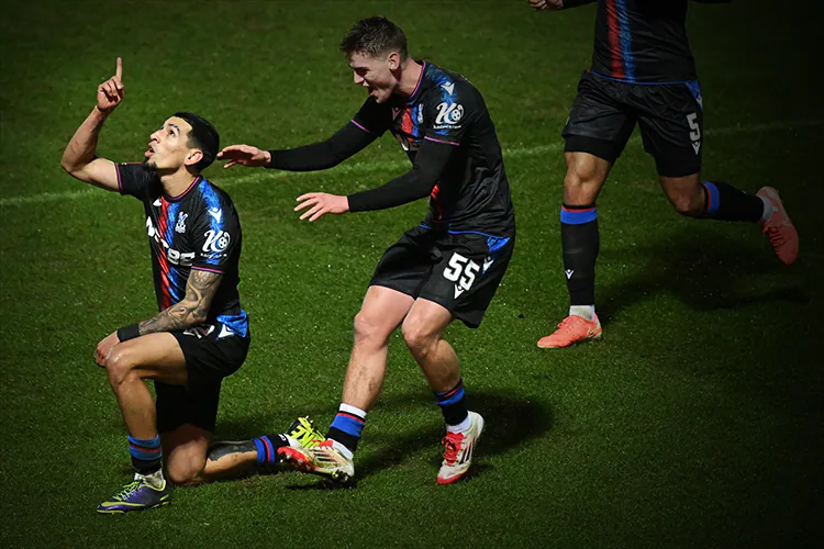 Daniel Muñoz brilla en la FA Cup y lleva al Crystal Palace a octavos de final