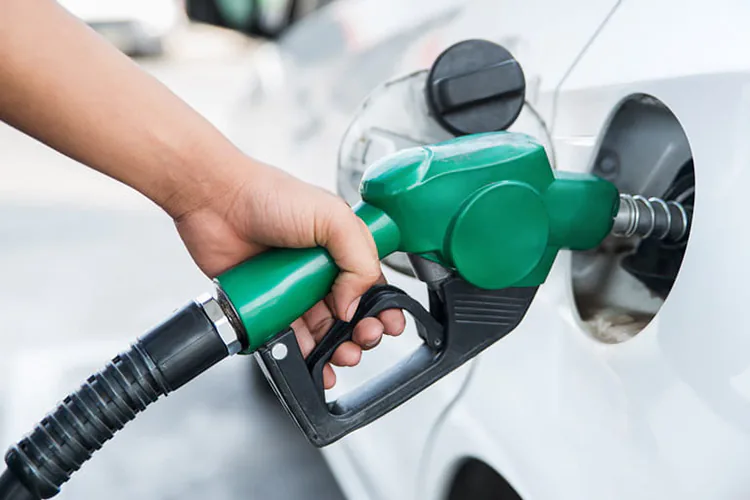 Precio máximo de 24 pesos para gasolina regular inicia el lunes: Sheinbaum