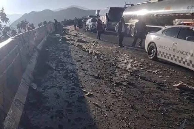 En autopista Orizaba-Puebla, vuelca tráiler con 30 mil litros de aceite vegetal