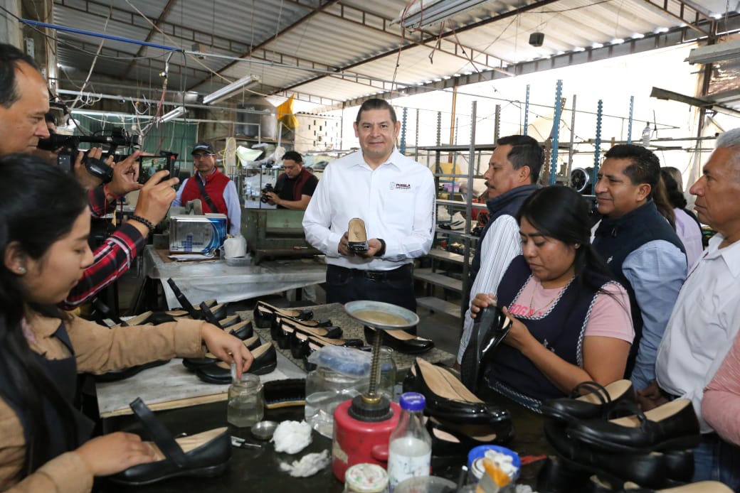 Armenta impulsa economía regional y familiar a través de la industria del calzado