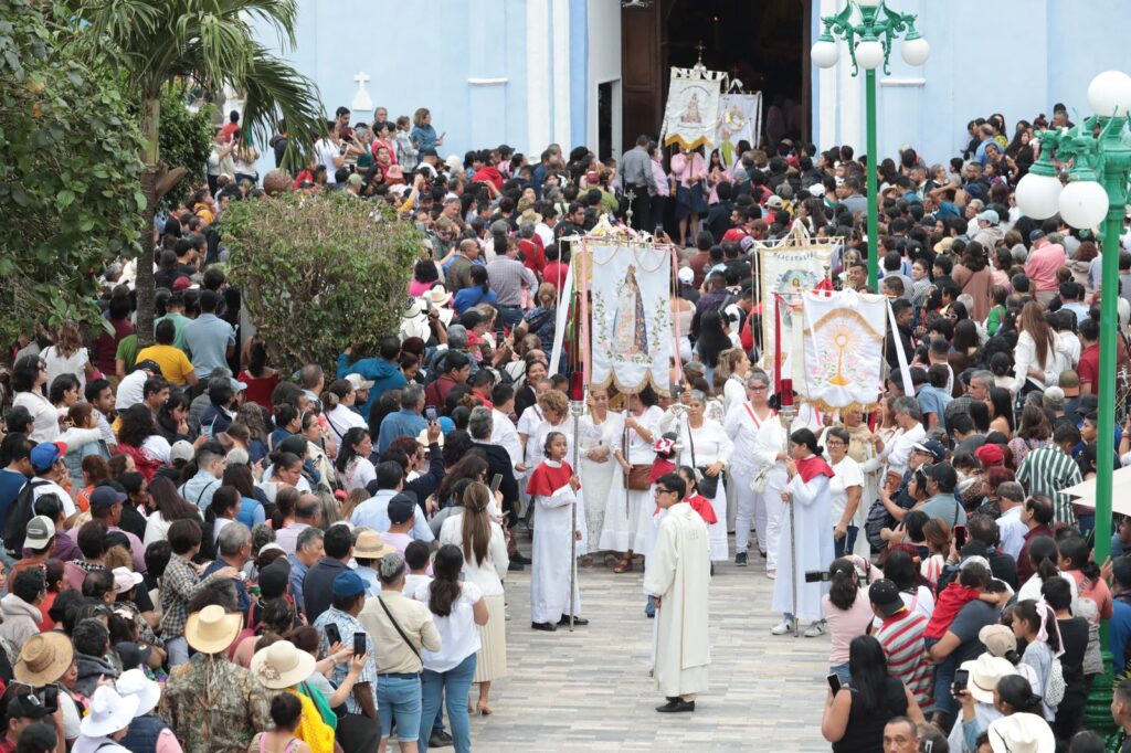 <blockquote class="twitter-tweet"><p lang="es" dir="ltr">Nuestras festividades en Veracruz son de lo mejor, así se vive la Fiestas de la Candelaria en TLACOTALPAN ✨, disfruta de esta celebración única que llena de color y tradición nuestras calles. 🎉<a href="https://twitter.com/hashtag/VeracruzEst%C3%A1DeModa?src=hash&ref_src=twsrc%5Etfw">#VeracruzEstáDeModa</a>❤️ <a href="https://t.co/d7QgIXDIFQ">pic.twitter.com/d7QgIXDIFQ</a></p>— Rocío Nahle (@rocionahle) <a href="https://twitter.com/rocionahle/status/1886114105636896907?ref_src=twsrc%5Etfw">February 2, 2025</a></blockquote> <script async src="https://platform.twitter.com/widgets.js" charset="utf-8"></script>