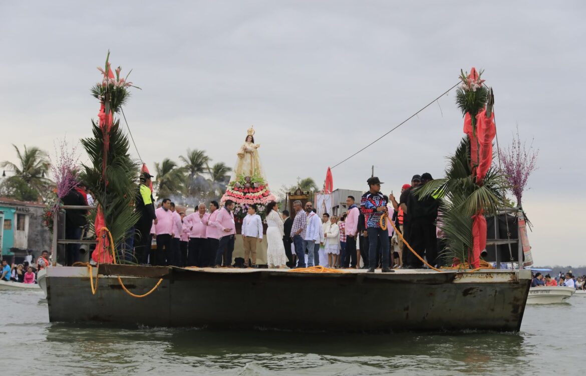 Rocío Nahle asistió al recorrido de la Virgen de La Candelaria