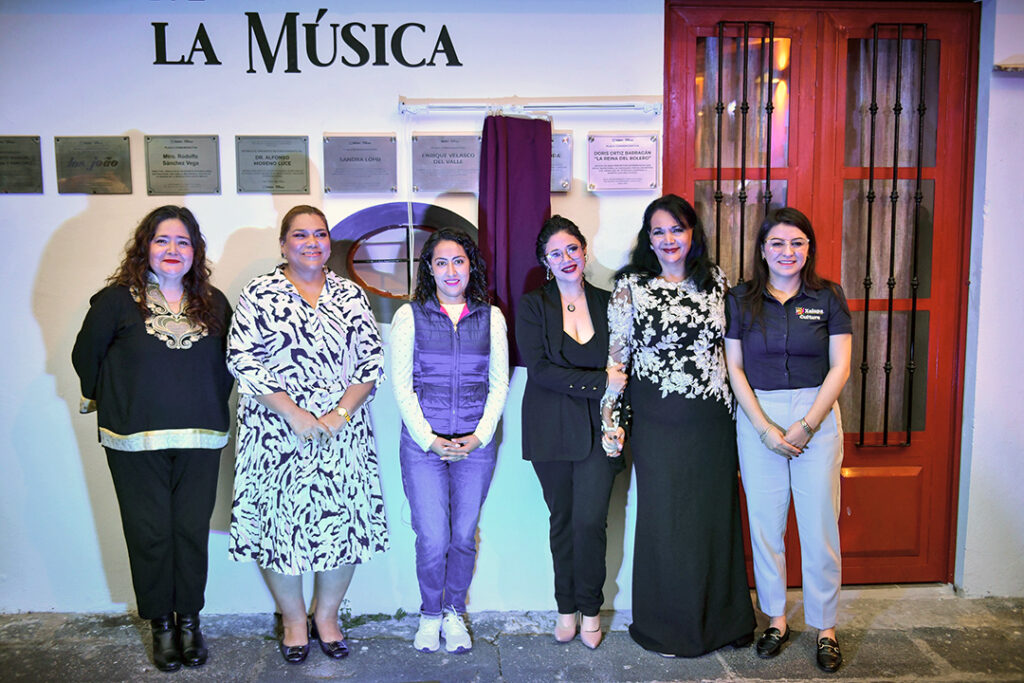 Xalapa, Ver.- Autoridades municipales asistieron al homenaje “Vivir cantando”, que se ofreció la tarde de este viernes a Doris Ortiz, “La Reina del Bolero”, en el Museo de la Música Veracruzana. Como parte del evento, se inauguró una exposición y develó una placa conmemorativa como un reconocimiento a su talento, trayectoria y contribución al fortalecimiento del patrimonio cultural de México. Doris Ortiz Barragán es una de las figuras más emblemáticas del bolero y el teatro musical. Su carrera artística de 48 años abarca una destacada participación en la Orquesta Universitaria de Música Popular de la Universidad Veracruzana, el Festival OTI y el Festival de Valores Juveniles, certamen que ganó con 17 años. También grabó varios discos de acetato bajo los sellos RCA Víctor y CBS Internacional. En el teatro musical obtuvo el premio a la mejor actriz-cantante en 1983. Incursionó en el teatro de revista con maestros como Enrique Alonso “Cachirulo”; además participó en producciones como “El Jorobado de Notre Dame”, donde interpretó a Esmeralda. Ha recibido múltiples galardones en festivales internacionales, destacando su participación en el Festival Internacional del Bolero en Cuba y Nicaragua.