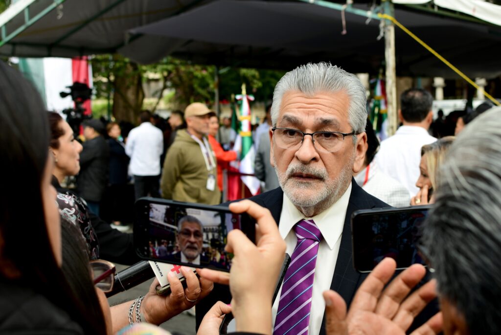 En ceremonia solemne, rendimos honor a nuestra Bandera, reafirmando nuestro respeto a este símbolo nacional y a los principios que representa. pic.twitter.com/rlCnjxHaa5— Alberto Islas Reyes (@IslasAlbertoR) February 24, 2025