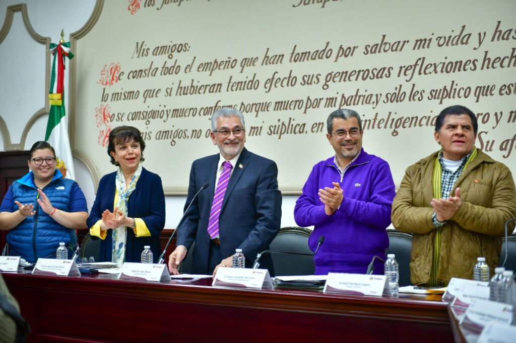 Participamos en la ceremonia conmemorativa del Día de la Bandera, encabezada por la gobernadora @rocionahle, reafirmando nuestro respeto por este símbolo nacional y los principios que encarna.También presenciamos la Protesta de Bandera, dirigida por la presidenta @Claudiashein. pic.twitter.com/gaTwz7l7tq— Alberto Islas Reyes (@IslasAlbertoR) February 24, 2025