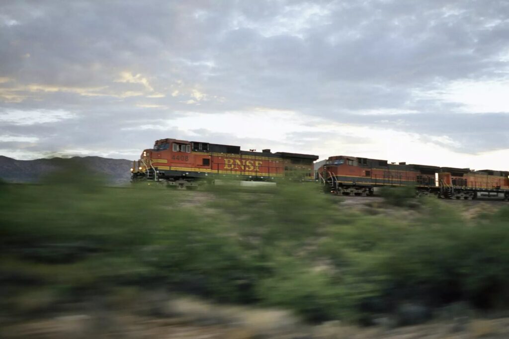 La compañía dijo que sus tripulaciones tienen instrucciones de no enfrentarse a los ladrones, sino de denunciar los incidentes, pero rara vez se encuentran con ellos, dijo, porque los trenes son muy largos y los ladrones tienen cuidado de evitar ser detectados. Los robos de carga en trenes, camiones y barcos son un problema en los centros de transporte marítimo de todo el país y están en el punto de mira del FBI. El Servicio de Inmigración y Control de Aduanas de Estados Unidos estima que los robos de carga en varios puntos de la cadena de suministro, desde los puertos hasta los trenes y los camiones, suponen pérdidas de entre 15.000 y 35.000 millones de dólares cada año. Muchos de los grupos más organizados tienen como objetivo los principales centros de transporte marítimo, como Los Ángeles, Dallas, Memphis, Chicago y Atlanta.