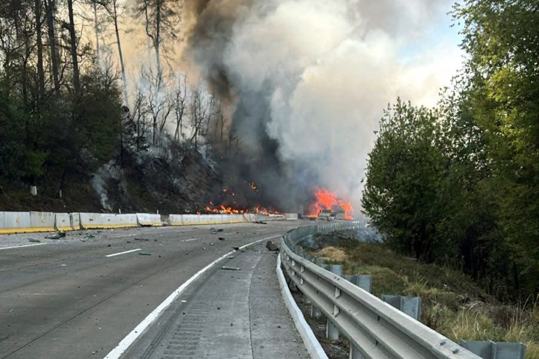 Incendio de pipa de gas en la autopista México-Puebla provoca cierre total y caos vial