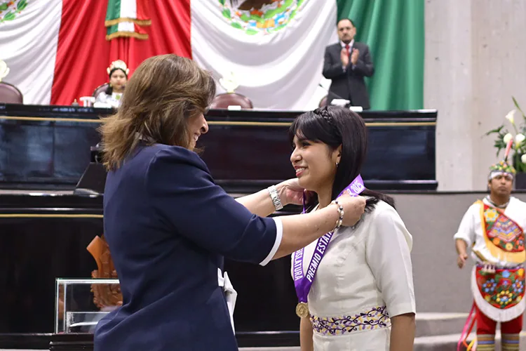 Ángela, la mejor estudiante del mundo, obtiene el Premio a la Mujer 2025 en Veracruz