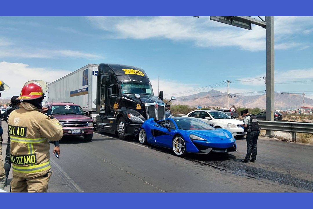 Tráiler impacta McLaren de lujo en Libramiento Silao-Irapuato; no hay heridos