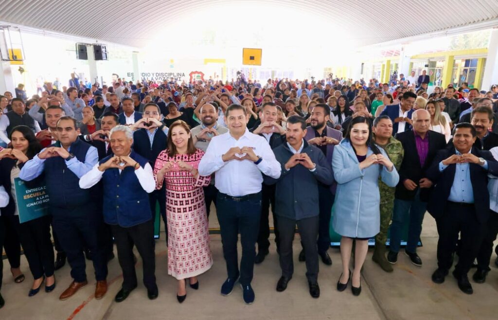 Iniciamos en Acatzingo el Proyecto Escuela Solar 2025 para llevar energía limpia a nuestras escuelas.✅ Menos gasto en electricidad.✅ Más inversión en educación.✅ Cuidado del medio ambiente.Con el respaldo de nuestra presidenta, la Dra. @Claudiashein, seguimos impulsando… pic.twitter.com/fvKffJvBb8— Alejandro Armenta (@armentapuebla_) March 20, 2025