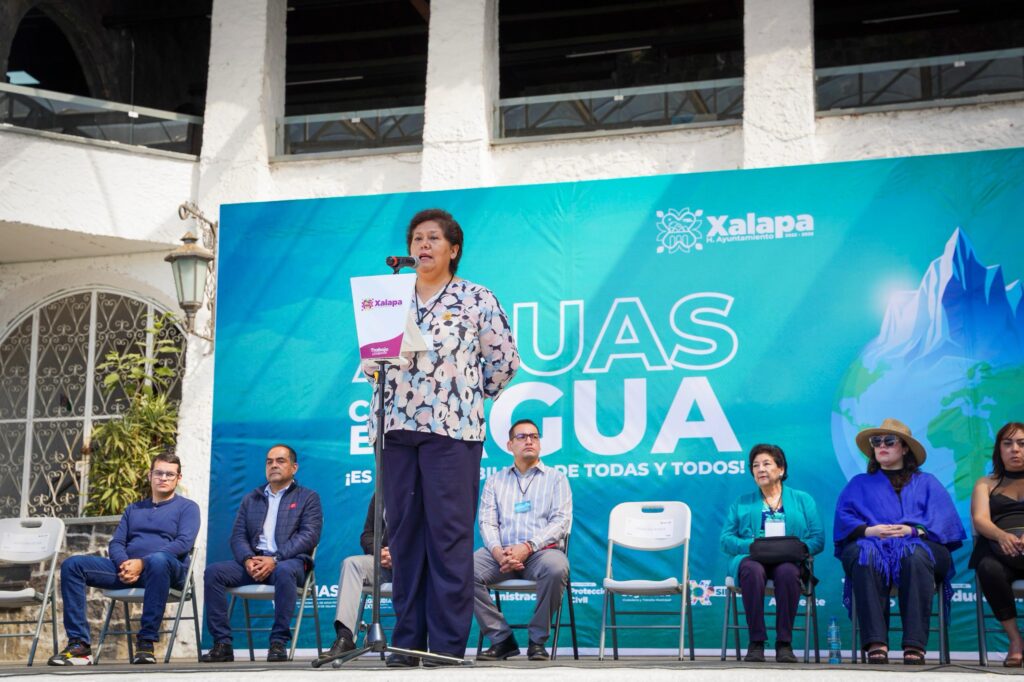 Xalapa, Ver.- Con el objetivo sensibilizar a la población sobre la importancia del cuidado y la conservación del agua en el municipio, el Ayuntamiento de Xalapa, la Comisión Municipal de Agua Potable y Saneamiento (CMAS) y el Consejo de Planeación para el Desarrollo Municipal (Coplademun), llevaron a cabo el evento: “¡Aguas con el agua!”. Durante el acto realizado en el Foro “Miguel Vélez Arceo” de la Casa del Lago UV, la regidora Martha Valentina Domínguez Vásquez resaltó la necesidad de actuar frente a la crisis hídrica que enfrentamos, impulsando un cambio hacia una cultura de responsabilidad y respeto por los recursos naturales. Durante la jornada que se efectuó en el marco de la conmemoración del Día Mundial del Agua y la declaratoria de 2025 como Año Internacional de la Conservación de los Glaciares, se realizaron diversas conferencias y pláticas de sensibilización sobre temáticas clave con relación al uso adecuado del agua y el impacto de nuestras acciones en los ecosistemas acuáticos. Destacaron: “Soluciones basadas en la naturaleza para el saneamiento de ríos y lagos”; “Prevención del dengue”, “Rescate de ríos y otros cuerpos de agua”, y “AcuaMental: Sonidos para el bienestar”. Además, el evento incluyó una premiación al mejor dibujo sobre el cuidado del agua, con lo que se reconoció la creatividad y el compromiso con la preservación de este recurso. Esta actividad fue organizada por los integrantes del Coplademun. También se instalaron 13 stands de diferentes instituciones y organizaciones, en los que se abordaron importantes temas. A través de estas actividades, el Gobierno Municipal refuerza su compromiso con la sostenibilidad y la participación activa de la comunidad en la conservación de los recursos naturales, contribuyendo a un futuro más saludable y equitativo para todos. Asistieron la directora general de la CMAS, Ana Iris Ruiz Gómez; la directora de Juventud, Gelsey Yareni Varela Castillo; los directores de Turismo, Josué Vásquez González; Protección Civil, Enrique Fonseca Martínez, y funcionariado municipal.