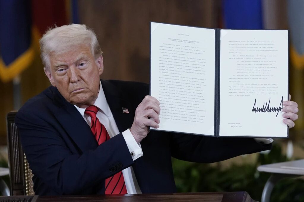 Trump impulsa el desmantelamiento del Departamento de Educación, marcando un giro radical en el Partido Republicano.