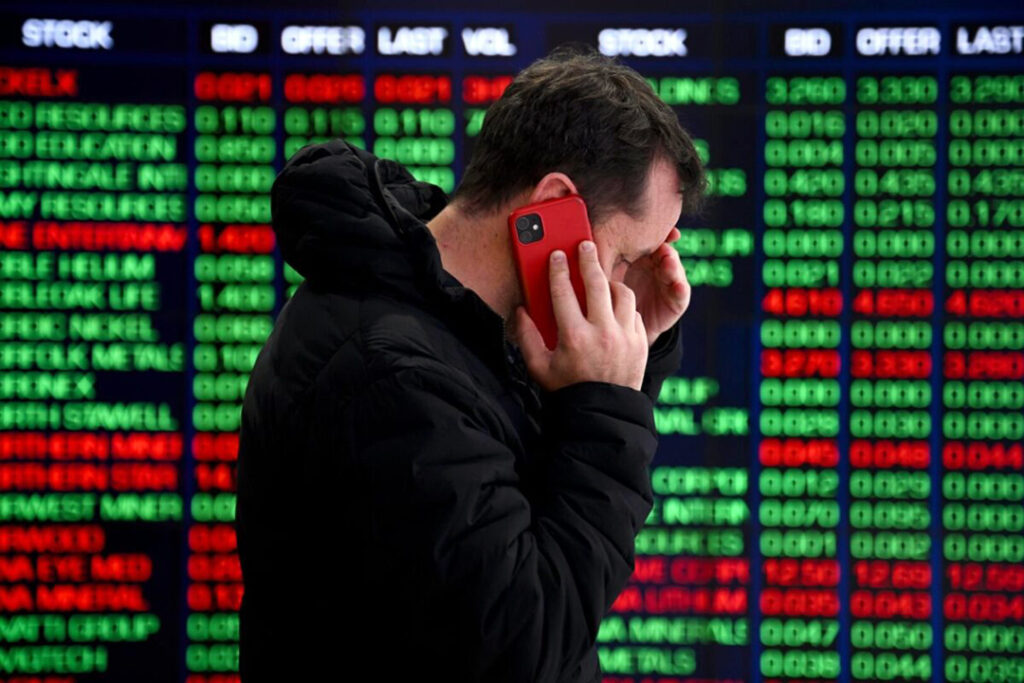 Los mercados financieros vivieron un colapso generalizado este lunes, con pérdidas históricas en Asia, Europa y Wall Street, impulsadas por el temor a una guerra comercial global tras los aranceles impuestos por Estados Unidos y las represalias de China. El Dow Jones cayó 1,200 puntos en su peor jornada desde la crisis de 2008, mientras el Nikkei japonés (-7.8%) y el Hang Seng de Hong Kong (-13%) registraron desplomes récord. El detonante: La escalada arancelaria de Trump El presidente Donald Trump desató el pánico la semana pasada al anunciar un arancel universal del 10% a todas las importaciones estadounidenses, vigente desde el sábado, y tasas mayores para socios clave: 34% para China (desde el 10 de abril). 20% para la Unión Europea (desde el miércoles). China respondió con aranceles del 34% a productos de EE.UU. y restricciones a la exportación de minerales críticos como el gadolinio (usado en resonancias magnéticas) y el itrio (para electrónicos). "Protegemos nuestros intereses legítimos", declaró el viceministro chino Ling Ji. Efecto dominó en las bolsas Asia: Hong Kong (-13.2%, su peor caída desde 2008), Shanghái (-7.3%), Tokio (-7.8%), Seúl (-5.6%). Europa: Fráncfort (-7.8%), París (-6.2%), Londres (-5.8%). EE.UU.: Futuros del S&P 500 (-2.7%) y Nasdaq (-3%) presagiaban una apertura en rojo, acercando al S&P a territorio bajista (-20% desde su máximo). Advertencias de recesión Moody’s Analytics: "Podríamos ver una recesión en EE.UU. que dure un año", advirtió el economista Steve Cochrane. Goldman Sachs: Los aranceles causaron "daños irreversibles" y elevaron el riesgo de recesión, incluso si Trump retrocede. Jamie Dimon (CEO de JPMorgan): "Los aranceles frenarán el crecimiento y encarecerán bienes". Petróleo y metales en caída libre El crudo WTI perdió 3% por temor a menor demanda global, mientras el cobre (vital para energías renovables) extendió sus pérdidas. La UE busca alternativas La presidenta de la Comisión Europea, Ursula von der Leyen, anunció que la UE priorizará acuerdos con India, Tailandia y otros mercados para reducir dependencia de EE.UU. y creará un grupo de trabajo contra el dumping comercial. ¿Qué sigue? Los inversores vigilan si Trump modera su postura, aunque el mandatario insistió: "A veces hay que tomar la medicina para arreglar algo". Mientras, el SMIC (índice de miedo en mercados) alcanzó niveles de crisis, reflejando la incertidumbre global.