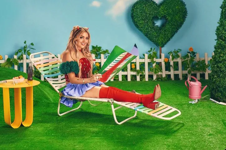 AriGameplays debuta en la música pop como Aria Bela con su canción “Pilates” | Video