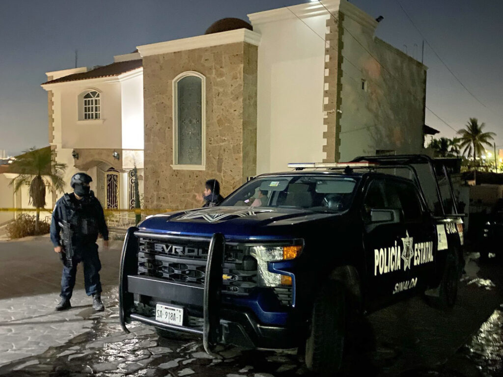 #Sinaloa 🔴|| Un comando armado atacó un domicilio adaptado como centro de adicciones en Colinas de San Miguel de #Culiacán, dejando un saldo preliminar de 8 personas ejecutadas y 5 heridos, entre ellos una mujer. pic.twitter.com/YITlI6hQiR— Primera Línea Mx (@esprimeralinea) April 7, 2025