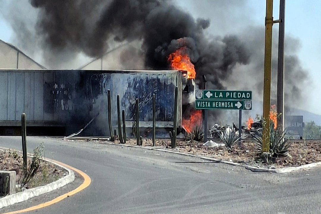 Ola de violencia en Michoacán: CJNG y cárteles rivales queman vehículos y bloquean carreteras en tres estados