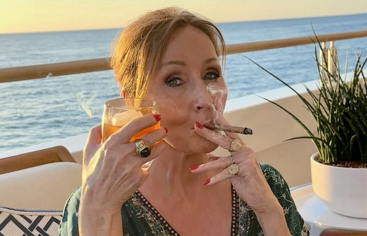 J.K. Rowling celebra con cigarro y coctel fallo legal sobre definición biológica de mujer en RU