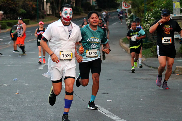 Maratón Atenas Veracruzana 2025 reúne a dos mil 500 corredores en Xalapa