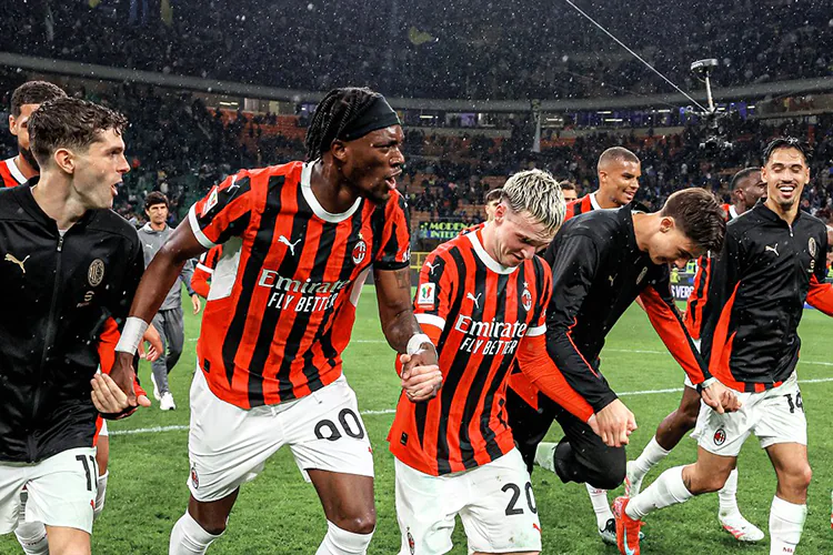 Milán humilla al Inter 3-0 y va a la Final de la Copa de Italia, con Santi Giménez en la banca