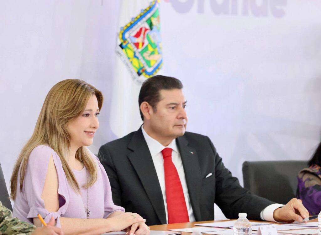 El gobernador Alejandro Armenta recordó que la pelea de box de Gaby "La Bonita", será un evento con causa, donde los recursos que ingresen para dicho encuentro, estarán destinados para la construcción de la Casa de Maternidad. "Por eso invitamos a que nos ayuden, así lo acordamos con la promotora, las entradas se orientarán para el equipamiento de la Casa de Maternidad, que es un modelo humanista que va en el marco de lo que establece nuestra presidenta". “Decirle a Gaby, que nos vino a presentar la pelea con causa, sabemos que vas a salir bien librada, que te has preparado mucho y que tienes el apoyo de todas y todos nosotros”, afirmó el gobernador Alejandro Armenta al invitar a las y los poblanos a asistir a la Pelea con Causa que encabezará Gaby “la Bonita” Sánchez, el próximo 4 de abril para defender por tercera ocasión su título de Plata del Consejo Mundial de Box (CMB). En este sentido, el vocero del Sistema Estatal DIF, José de Jesús Castro, señaló que la pelea de Gabriela “La Bonita” Sánchez, titular de la Secretaría de Deporte y Juventud, se trata de un evento con causa, donde los fondos recaudados se utilicen en la construcción de la Casa de Maternidad del SEDIF, un espacio donde las mujeres que no cuentan con seguridad social recibirán atención integral y para el Centro de Salud Mental. Por su parte, la Secretaría de Deporte y Juventud, Gabriela Sánchez Saavedra enfatizó que el deporte es una alternativa de cambio y disciplina para la juventud poblana, con ello se facilita la reconstrucción del tejido social, con los lineamientos de la presidenta de México, Claudia Sheinbaum y bajo la visión humanista del gobernador Alejandro Armenta. Nunca más una casa, un palacio para la estancia de un gobernante y sí un lugar digno para las mujeres, niñas, niños y adolescentes en nuestro estado afirmó el gobernador Alejandro Armenta y aseguró que ninguna acción de gobierno está ajena a indicadores sociales o desarrollo humano, ya que todo presupuesto debe atender pobreza, marginación o vulnerabilidad, bajo un enfoque inclusivo de desarrollo, con los lineamientos de la presidenta de México, Claudia Sheinbaum. En este contexto, el gobernador de Puebla detalló que el Centro de Salud Mental para niñas, niños y adolescentes, el cual estará instalado en Casa Puebla será un modelo nacional que atenderá a las y los jóvenes que requieren atención contra las adicciones y tendencias suicidas. Por su parte, el secretario de Infraestructura, José Manuel Contreras de los Santos, informó que la Casa de Maternidad tiene el objetivo de otorgar atención humana y de calidad, la cual contará con 24 camas para recuperación, tres quirófanos, sala de urgencias obstétricas, unidad de terapia intensiva e Intermedia, área de cuidados neonatales y salas para labores de parto y recuperación.