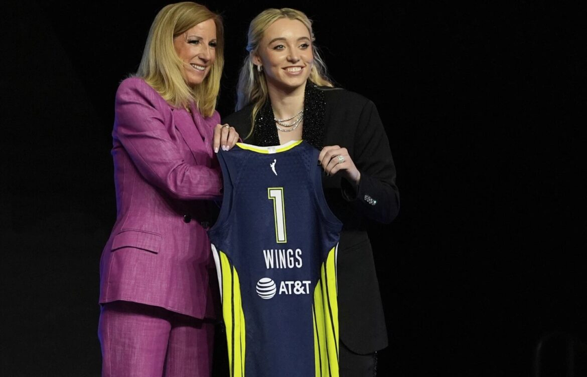 Paige Bueckers se convierte en la primera selección del Draft WNBA 2024 y llega a Dallas Wings