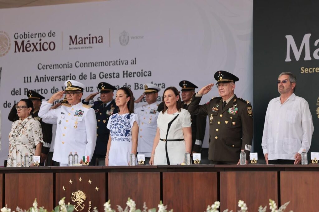 Recordó que a diferencia de la invasión del Ejército Estadounidense en 1914, México vive hoy un momento especial y distinto en su relación con Estados Unidos, donde se privilegia el diálogo para fortalecer a ambos países, pero principalmente que garantice mejores condiciones para las y los mexicanos. “Lo he dicho en público y en privado, entre nosotros no competimos, nos complementamos, nuestra posición siempre ha sido el diálogo para encontrar una relación que fortalezca a ambos países, confiamos en que podemos encontrar siempre las mejores condiciones para las dos naciones y particularmente, y como esencia, las mejores condiciones para nuestro pueblo”, añadió. Destacó que México es el principal aliado comercial de Estados Unidos y por ello insistió en la conveniencia de preservar la alianza económica en Norteamérica para competir con otras regiones del mundo y avanzar al resto del continente, siempre con respeto a las soberanías de los pueblos. En materia de seguridad, antepuso la colaboración y trabajo conjunto entre ambos países, pero nunca subordinación, invasión o injerencia en el combate al consumo de drogas. “En el caso de la seguridad, en la relación con nuestro vecino país, colaboramos y cooperamos pero nunca nos subordinamos, no aceptamos invasiones ni injerencias, por colaboración y razones humanitarias ayudamos a que no pasen drogas, en especial el fentanilo al vecino país, pero también hemos insistido que el consumo de las drogas no solo se combate con incautaciones y detenciones, sino atendiendo las causas para evitar que las y los jóvenes se acerquen a las adicciones y a la violencia”, puntualizó. Como parte de la Ceremonia Conmemorativa, la Jefa del Ejecutivo Federal realizó el pase de lista de héroes de la Heroica Escuela Naval Militar y el Colegio Militar, apreció el Toque de Silencio de la Banda de Guerra y una salva de fusilería ejecutada por las brigadas del Cuerpo de Cadetes; y posteriormente, tomó protesta al personal de cadetes de la Escuela de Enfermería, Médico y Heroica Escuela Naval Militar.