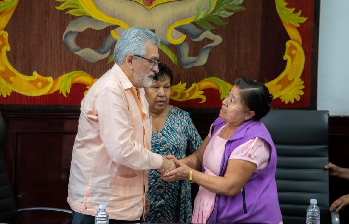 Atiende Alberto Islas a tianguistas