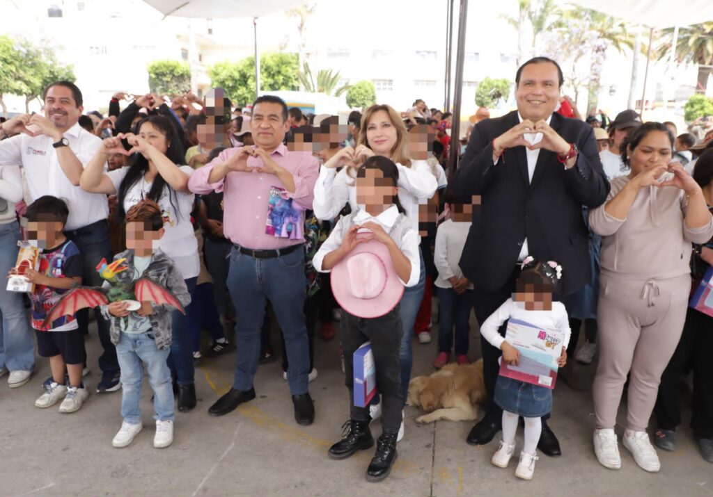 A través del #SEDIF Puebla, que encabeza mi esposa Ceci, estamos entregando 60 mil juguetes 🪁🧸🪀 de manera simultánea en las 27 microrregiones del estado de Puebla.🙌🏼❤️Feliz #DíaDeLaNiña y #DíaDelNiño a las y los infantes de #Amozoc.👧👦Seguimos el ejemplo del humanismo… pic.twitter.com/RdN7gYxAw3— Alejandro Armenta (@armentapuebla_) April 30, 2025