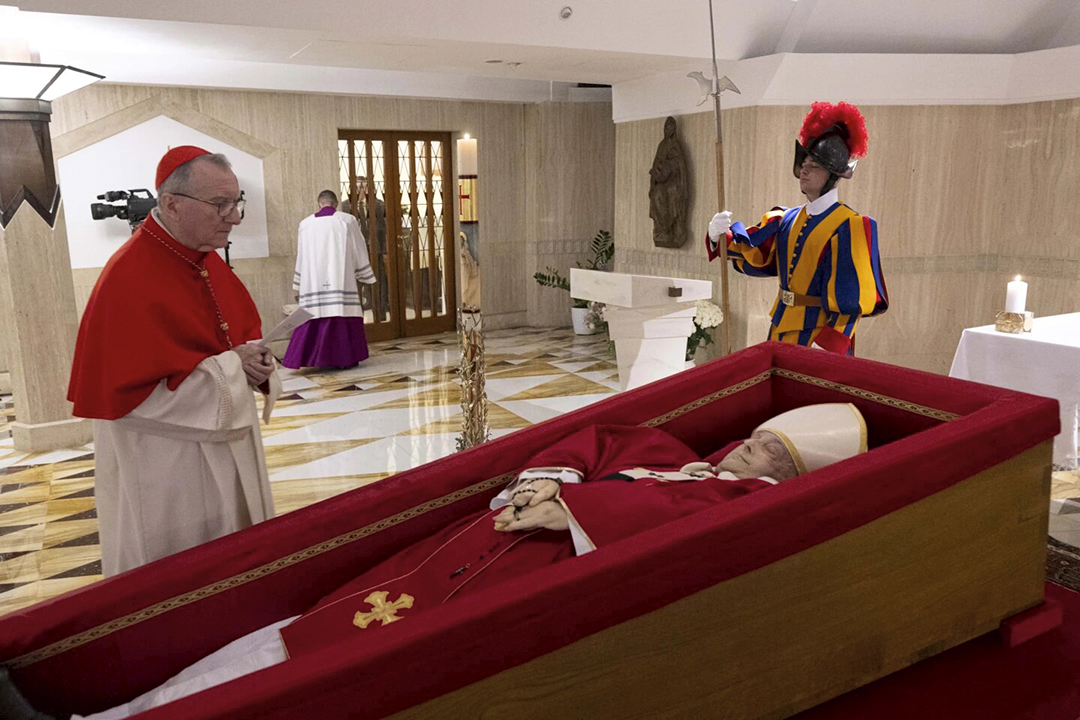 El último mensaje del Papa Francisco: El significado oculto de su vestimenta y símbolos en el féretro
