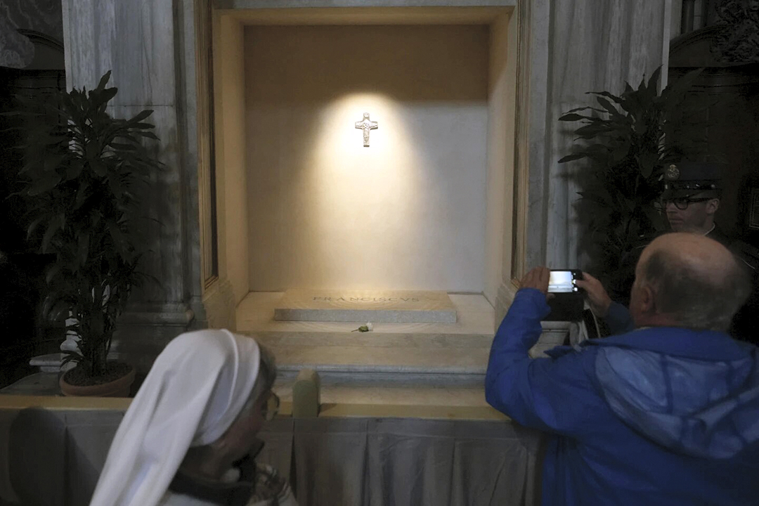 Miles de fieles veneran la tumba del Papa Francisco en su primer día abierta al público