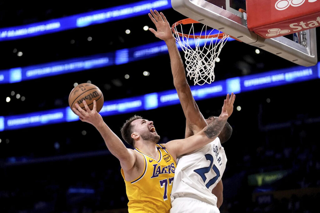 LUKA PUTS ON A SHOW, LAKERS TIE UP THE SERIES 💯🔥31 PTS12 REB9 ASTGame 3: Friday (4/25), 9:30pm/et on ESPN pic.twitter.com/fbVdA1TtBM— NBA (@NBA) April 23, 2025