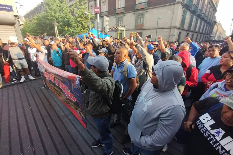 ¡Boicot a la Mañanera! CNTE bloquea acceso de la prensa a Palacio Nacional