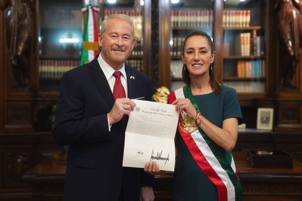 La agenda de Johnson no se limita a lo político. Hijo de una familia que valora el trabajo duro y la fe, aseguró que esos principios guiarán su gestión: “Mis padres me enseñaron a respetar a los demás. Eso compartimos con México”. Su esposa, Alina, prometió apoyarlo en su misión: “Será un honor conocer este país y contribuir al bienestar de millones”.

El embajador, quien reemplaza a Ken Salazar, llega en un momento crítico: flujos migratorios récord, tensiones comerciales y la sombra del narcotráfico. Sin embargo, Johnson se mostró optimista: “Juntos mejoraremos vidas. México y EU son más que vecinos: somos amigos”.

Expertos advierten que su reto será equilibrar las demandas de Trump con la visión progresista de Sheinbaum. ¿Logrará convertir las palabras en acciones?