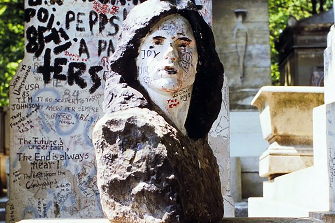 Recuperan busto robado de Jim Morrison