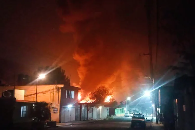 En la Puebla-Orizaba, pipa con combustible y camioneta se incendian tras volcadura