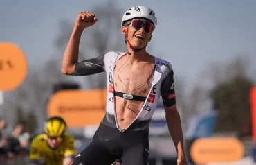 Isaac del Toro lidera el Giro de Italia 2025 tras destacada jornada en caminos de grava en la región toscana.