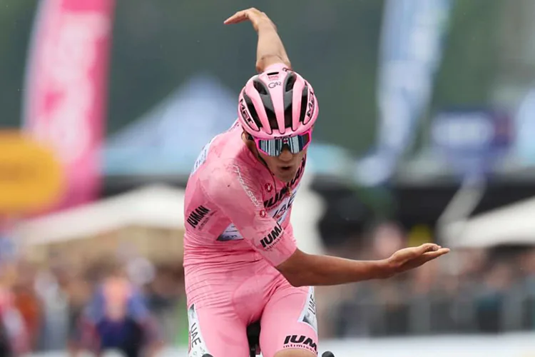 Sheinbaum le echa porras a Isaac del Toro por liderar el Giro de Italia