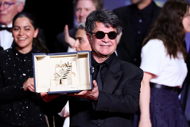 El director iraní Jafar Panahi gana Palma de Oro en Cannes por “It Was Just an Accident”