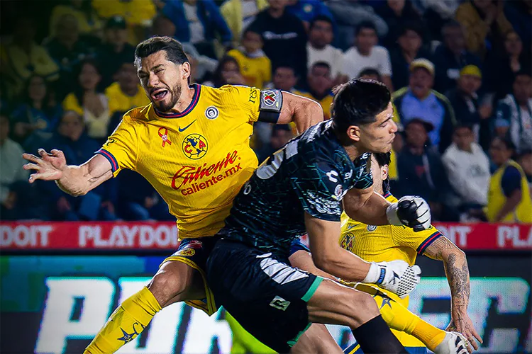 VAR desata controversia al revertir expulsión en duelo entre Pachuca y América