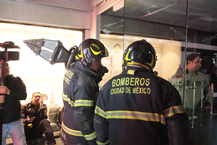 Videos | ¿Cómo rescataron a las 12 personas del elevador de la Torre Latinoamericana?