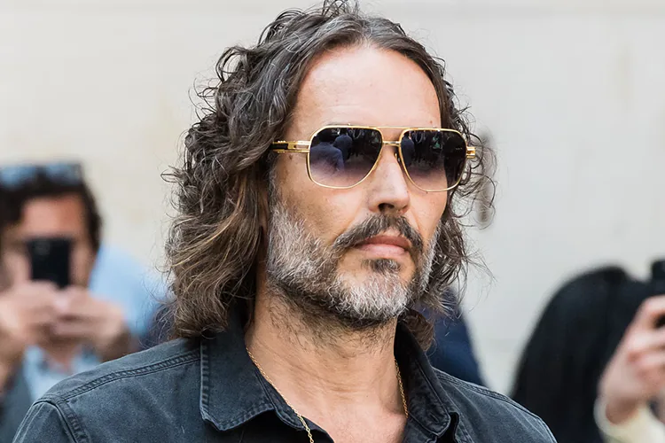 Russell Brand obtiene libertad bajo fianza tras audiencia por violación en Reino Unido